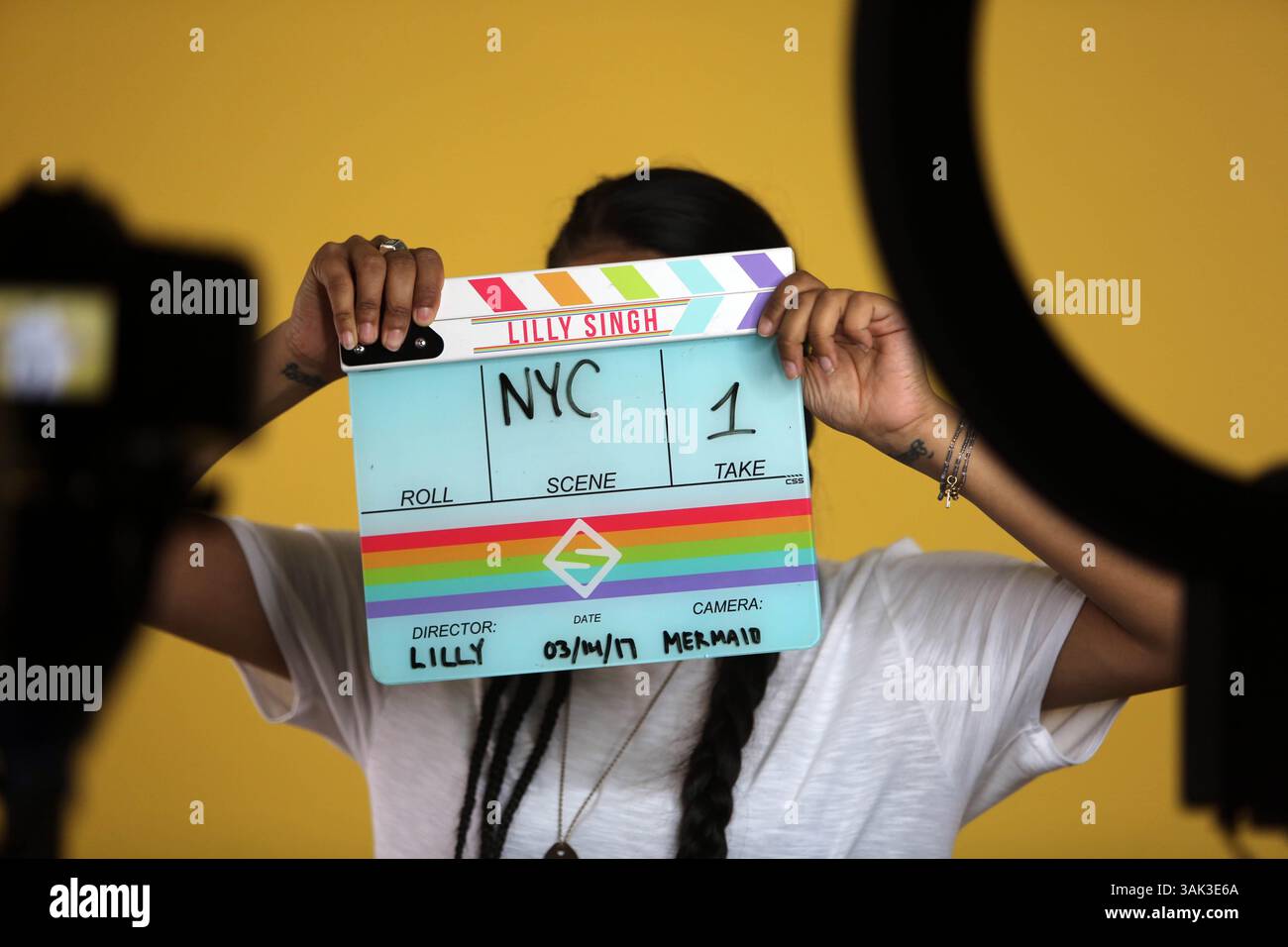 14 marzo 2017 - Los Angeles, California, U. S - la star di You Tube Lilly Singh registra videoclip promozionali per il suo prossimo tour promuovendo il suo libro ''How to Be a Bawse'' nella sua casa di Los Angeles, 14 marzo 2017. (Immagine di credito: © Ann Inger Johansson via ZUMA Wire) Foto Stock