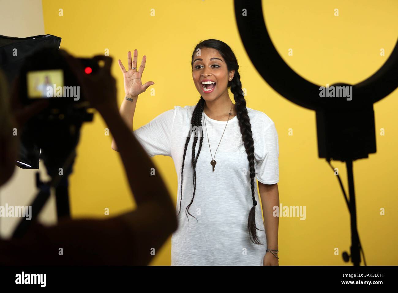 14 marzo 2017 - Los Angeles, California, U. S - la star di You Tube Lilly Singh registra videoclip promozionali per il suo prossimo tour promuovendo il suo libro ''How to Be a Bawse'' nella sua casa di Los Angeles, 14 marzo 2017. (Immagine di credito: © Ann Inger Johansson via ZUMA Wire) Foto Stock