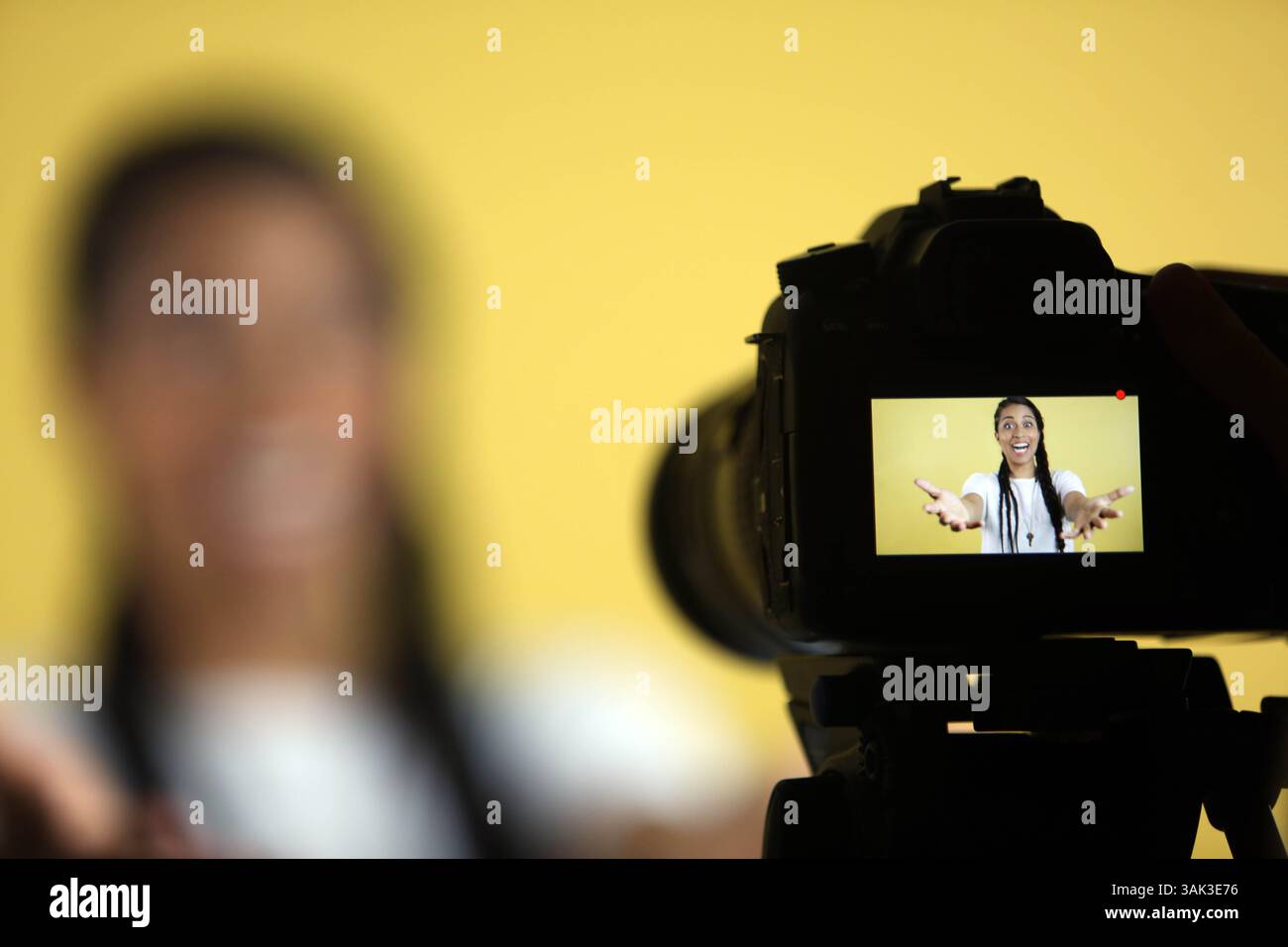 14 marzo 2017 - Los Angeles, California, U. S - la star di You Tube Lilly Singh registra videoclip promozionali per il suo prossimo tour promuovendo il suo libro ''How to Be a Bawse'' nella sua casa di Los Angeles, 14 marzo 2017. (Immagine di credito: © Ann Inger Johansson via ZUMA Wire) Foto Stock