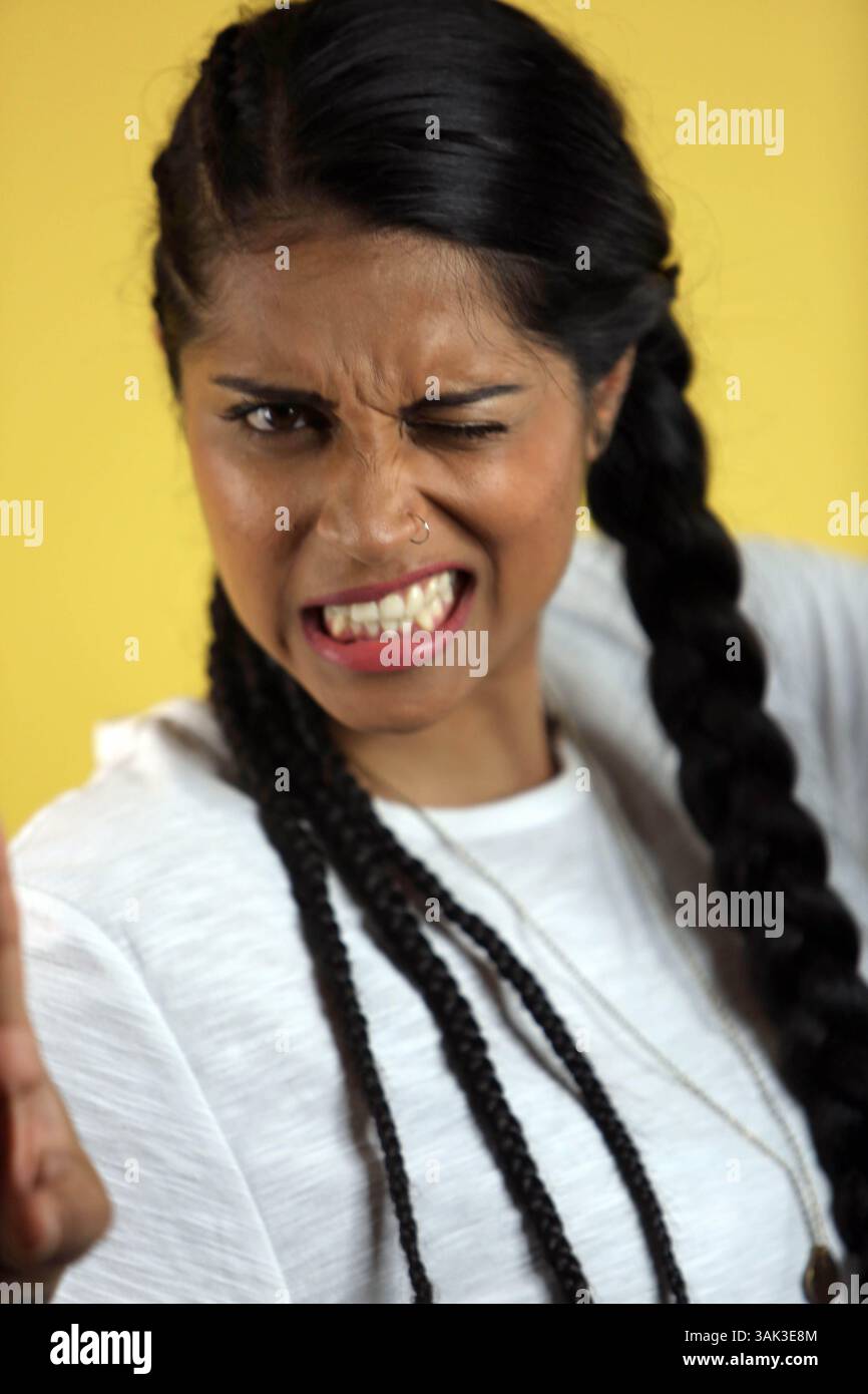 14 marzo 2017 - Los Angeles, California, U. S - la star di You Tube Lilly Singh registra videoclip promozionali per il suo prossimo tour promuovendo il suo libro ''How to Be a Bawse'' nella sua casa di Los Angeles, 14 marzo 2017. (Immagine di credito: © Ann Inger Johansson via ZUMA Wire) Foto Stock