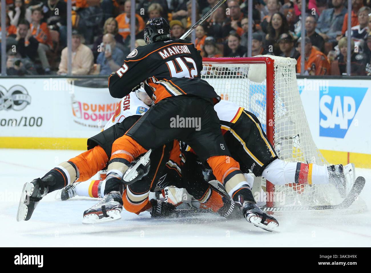 15 aprile 2017: Una massa di corpi vola nelle anatre piega su un disco sciolto che va in porta ma dopo la rete si è spostato nel gioco tra i Calgary Flames e gli Anaheim Ducks, Honda Center di Anaheim, CA, Stanley Cup Play-off, gara 2, round 1, anatre serie piombo 1-0. Peter Joneleit /Cal Sport Media (immagine di credito: &Copy; Peter Joneleit/CSM tramite cavo ZUMA) Foto Stock
