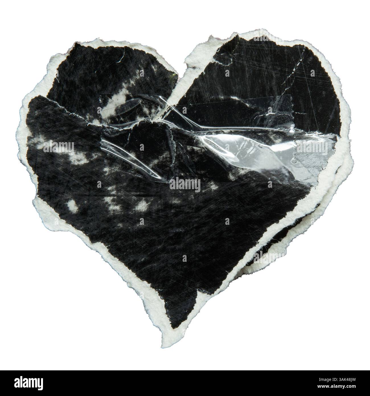 Carta nera strappata a forma di cuore su sfondo bianco con percorso di ritaglio Foto Stock