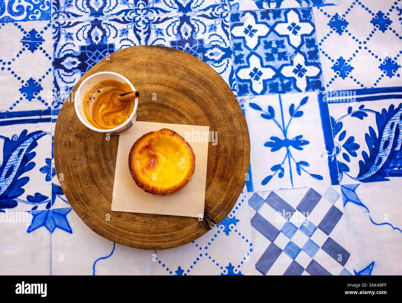 Tavolo del ristorante portoghese con piastrelle blu rustiche e crostate di caffè espresso e pasticceria Foto Stock