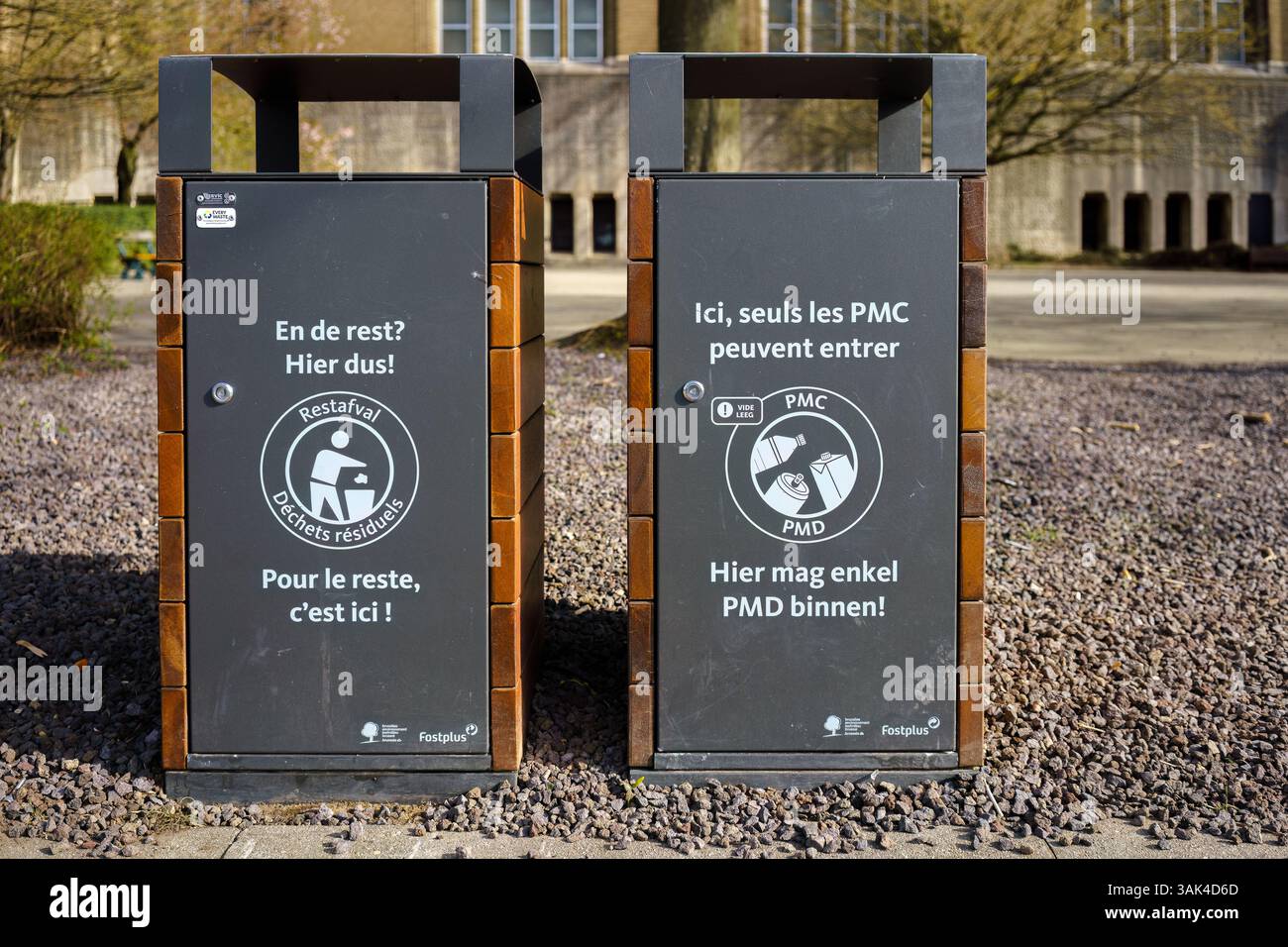 Bruxelles, Belgio. 21 marzo 2025 - contenitori per la gestione dei rifiuti all'aperto con testi in olandese e francese Foto Stock