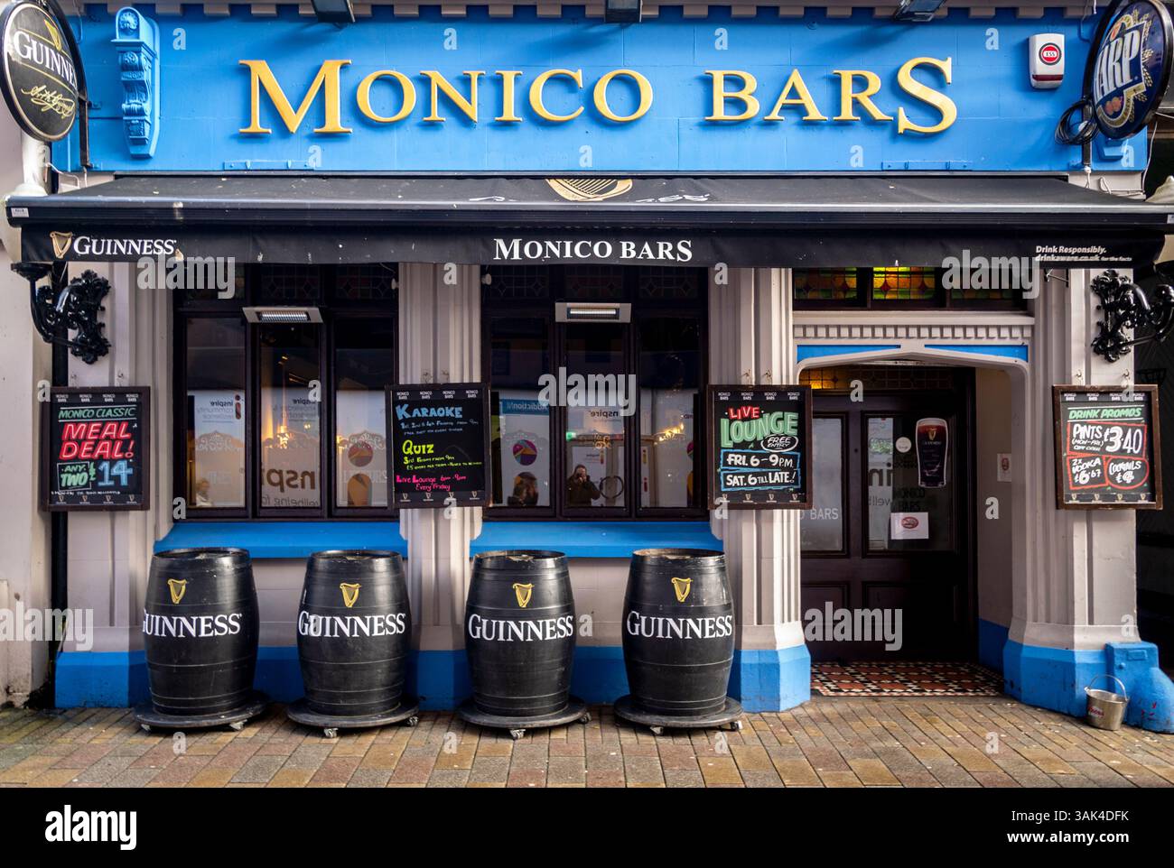 Belfast Co Antrim Irlanda del Nord 23 gennaio 2018 - pub di Belfast con botti di birra all'esterno e alcuni cartelli pubblicitari che pubblicizzano ciò che è disponibile all'interno Foto Stock