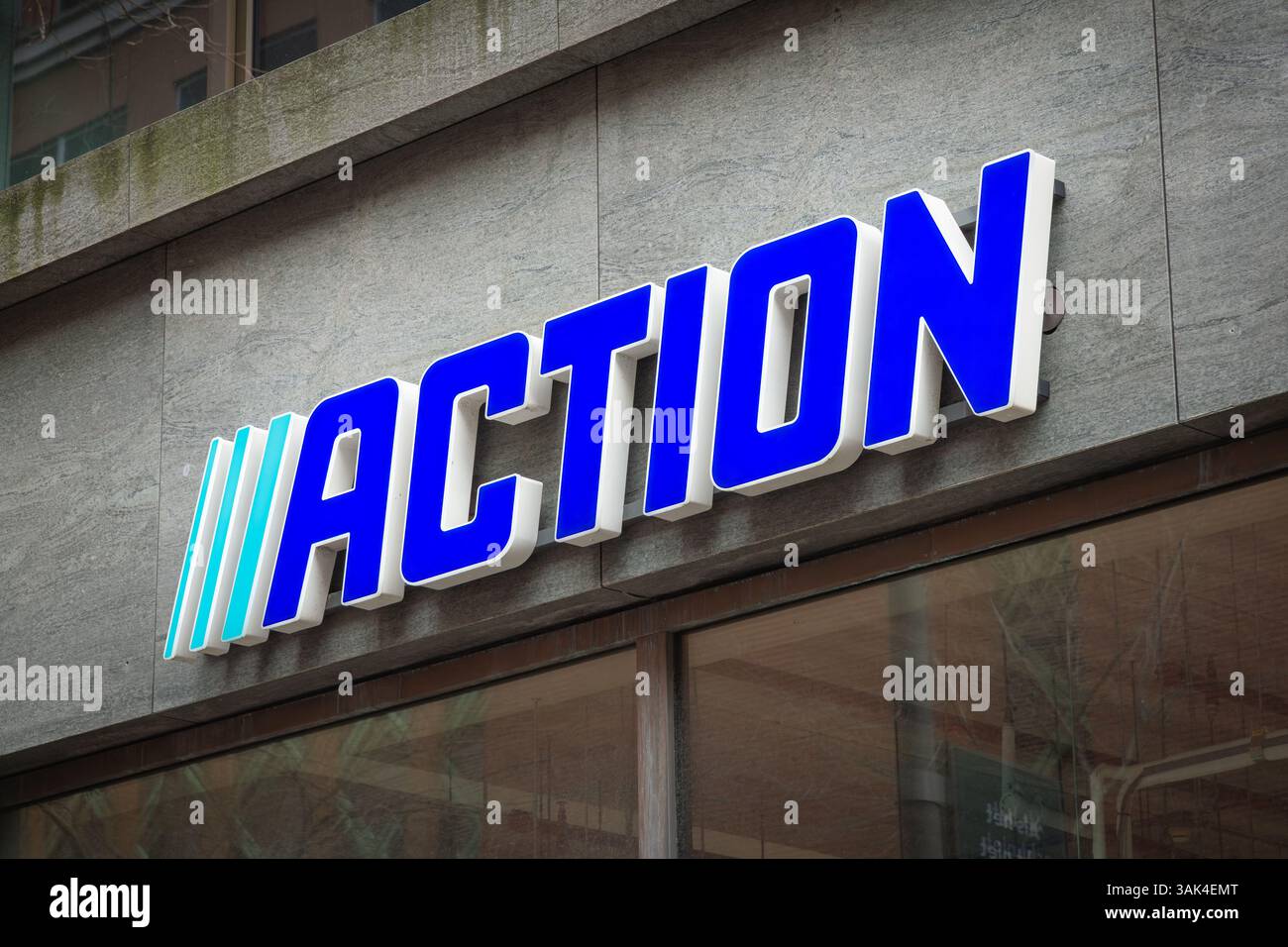 Action Store con cartello con logo appeso sopra la porta d'ingresso. L'azione è la discoteca non alimentare in più rapida crescita Foto Stock