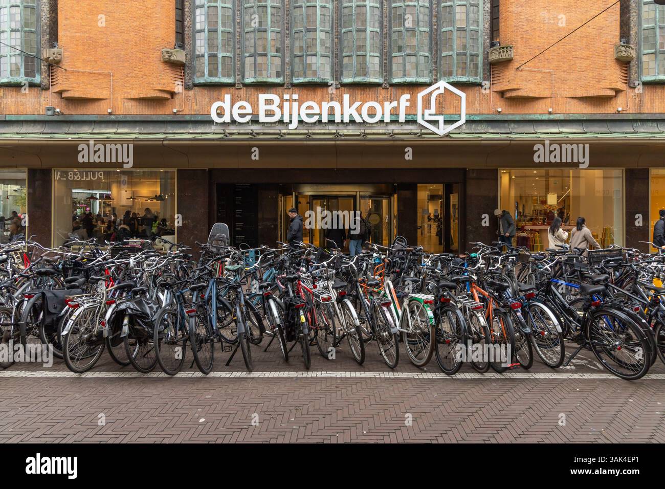 Il Bijenkorf è un magazzino di abbigliamento di lusso con il logo de Bijenkorf all'ingresso del negozio. Foto Stock