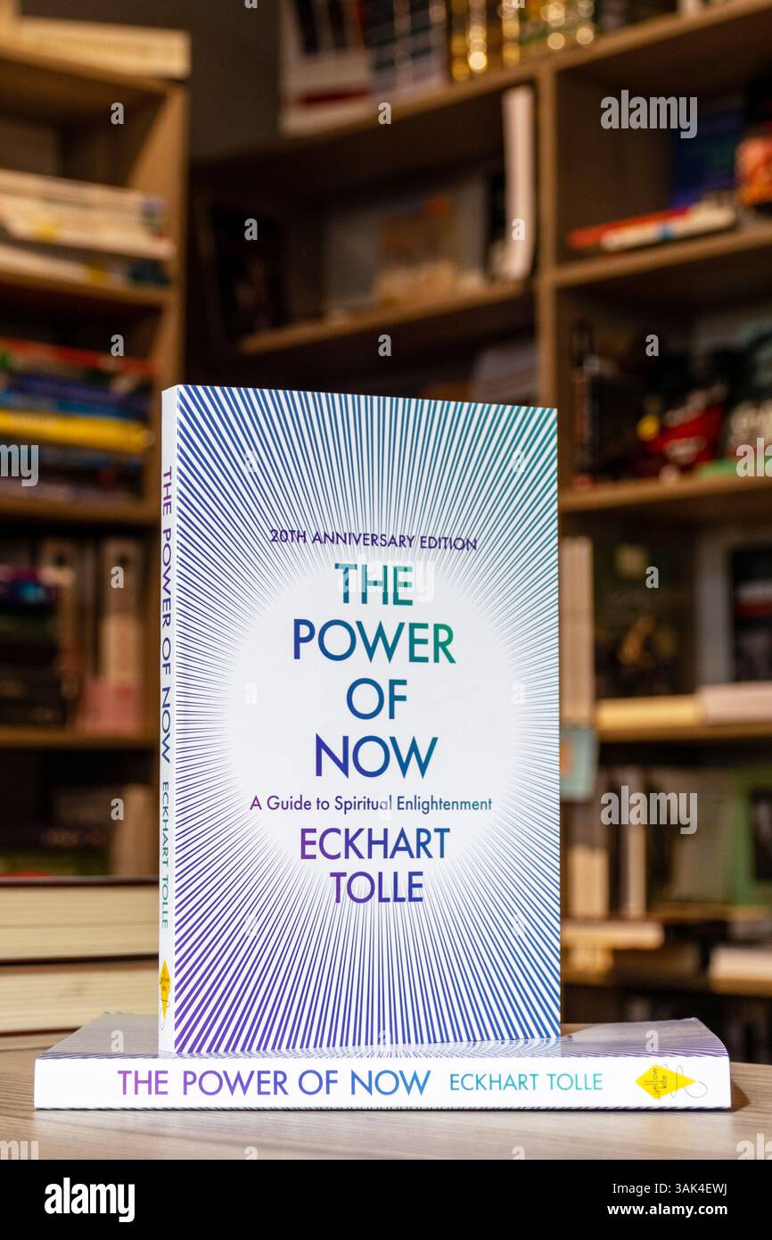 Primo piano del libro The Power of Now di Eckhart Tolle in libreria. Foto Stock