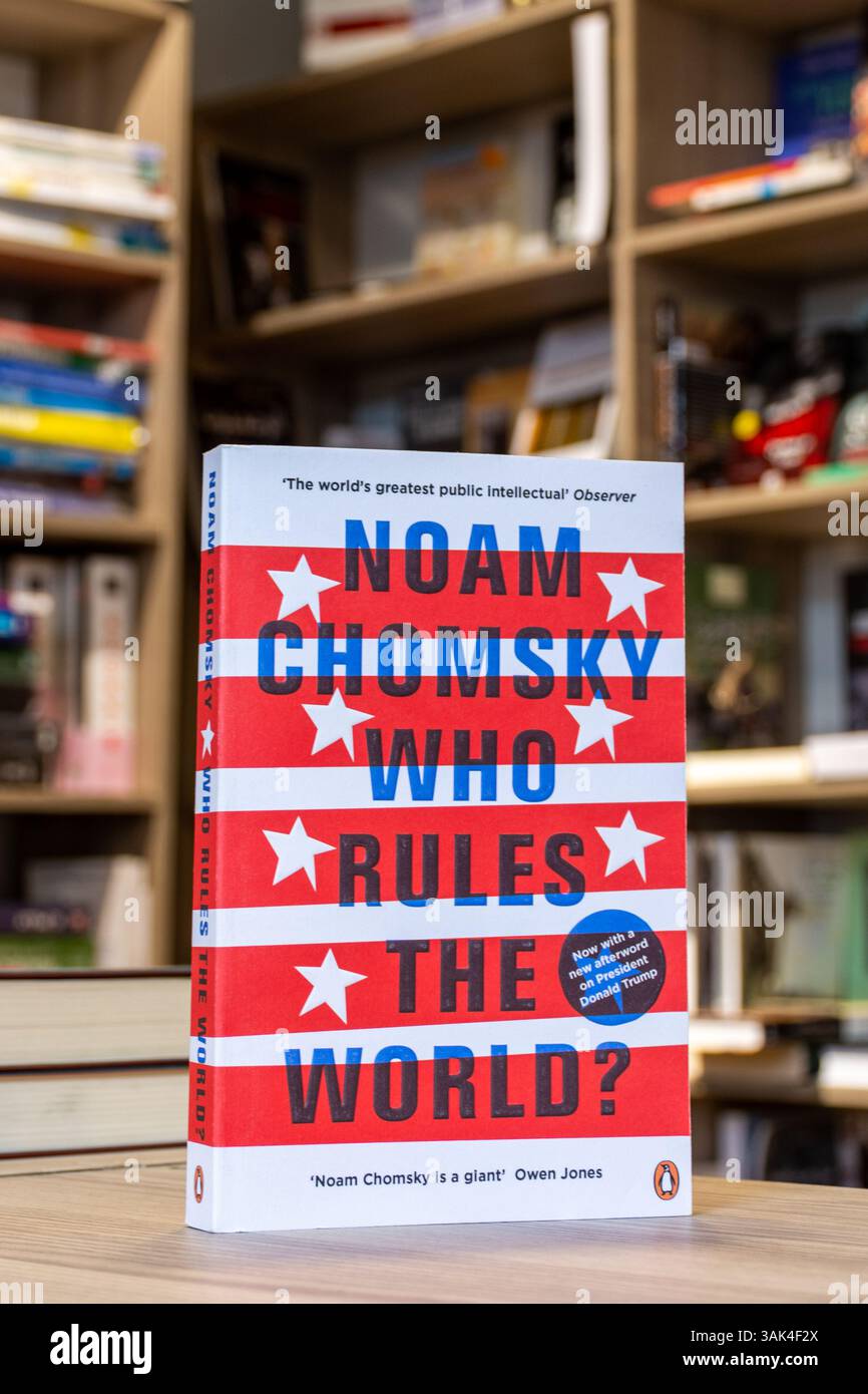 Primo piano del libro Who Rules the World di Noam Chomsky in libreria. Foto Stock