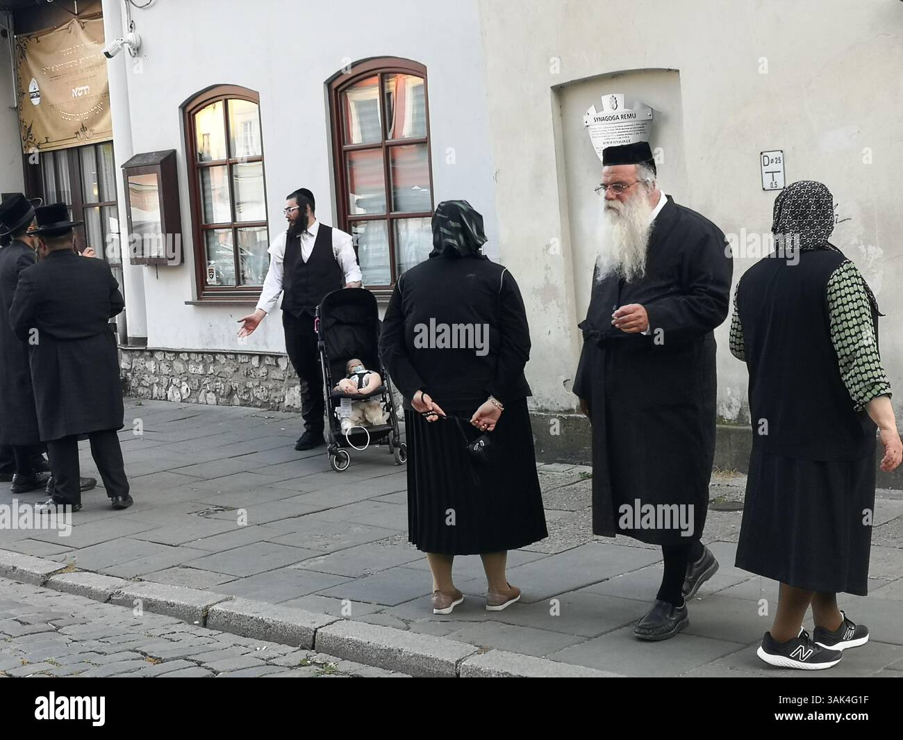 Vita di strada in via Szeroka nel quartiere ebraico Kazimierz di Cracovia, Polonia Foto Stock