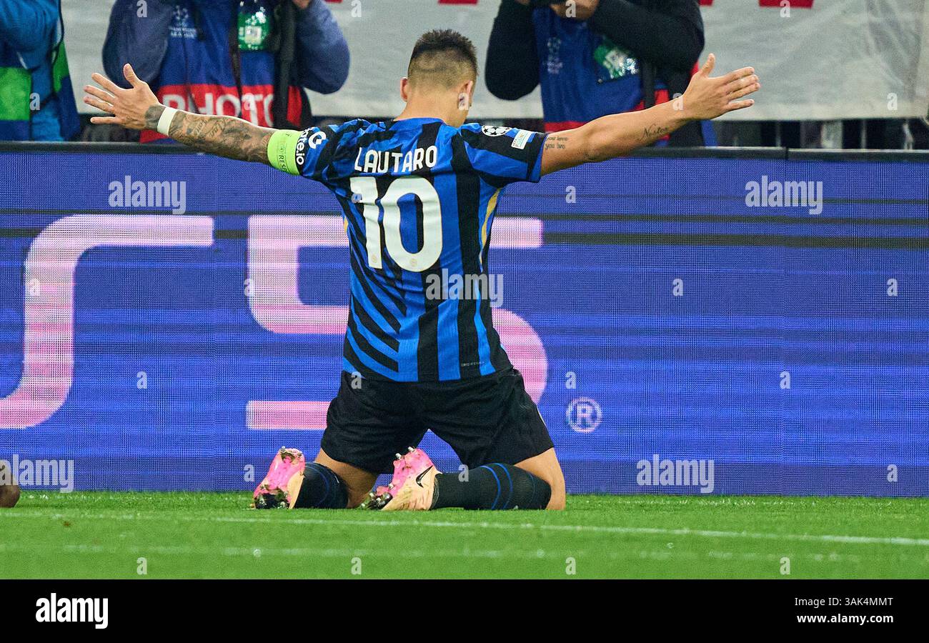 Lautaro Martinez Inter Mailand 10 segna, tiri, Tor, Treffer, Torschuss, 0-1 celebra il suo gol, felice, ridere, festeggiare, nella partita dei quarti di finale FC BAYERN MUENCHEN - INTER MAILAND 1-2 della UEFA Champions League nella stagione 2024/2025 a Monaco, 8 aprile 2025, FCB, München fotografo: Peter Schatz Foto Stock