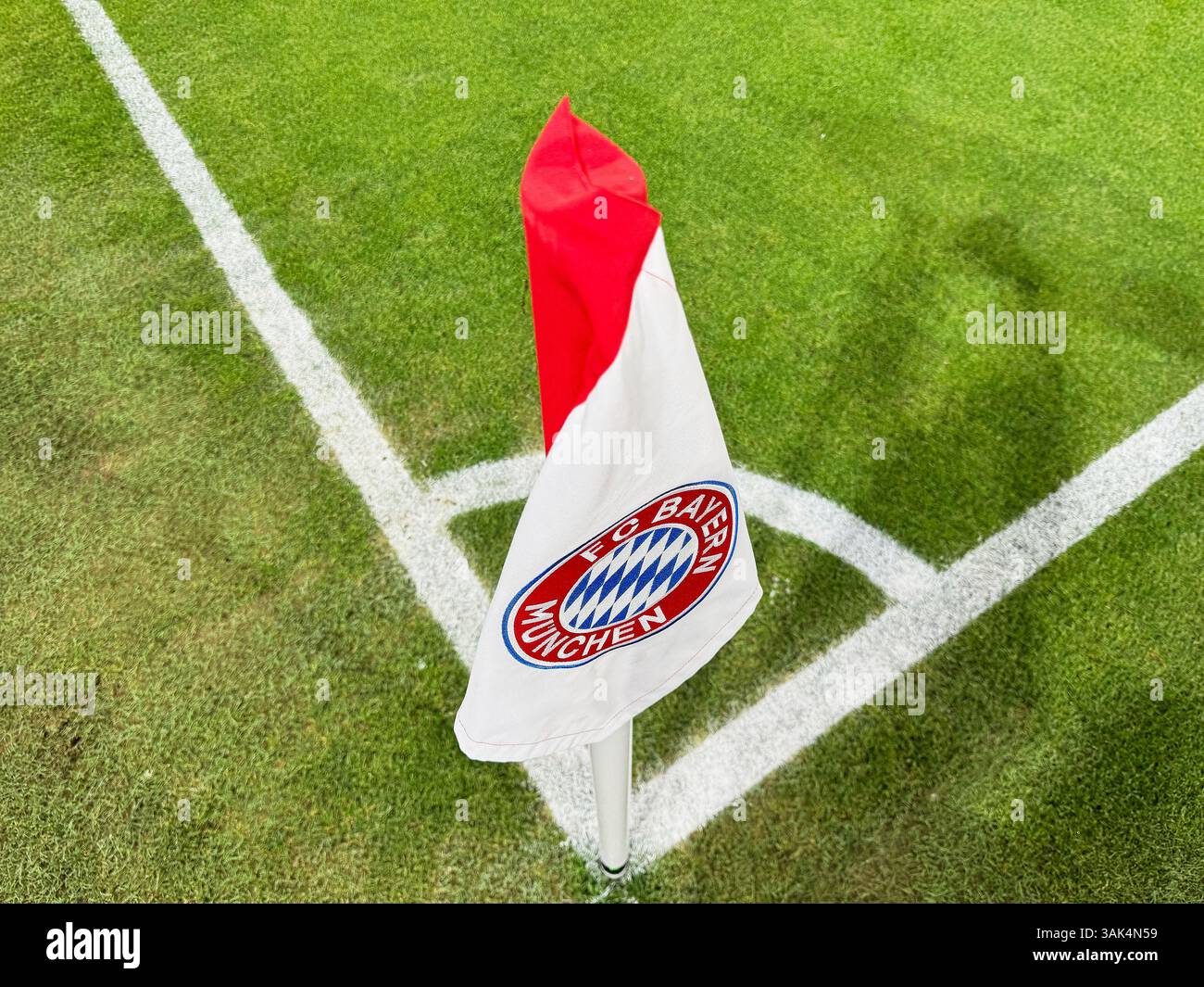 Beim Eckball Ecke, Eckfahne , bandiera d'angolo, nei quarti di finale FC BAYERN MUENCHEN - INTER MAILAND 1-2 della UEFA Champions League nella stagione 2024/2025 a Monaco, 8 aprile 2025 , FCB, München fotografo: Peter Schatz Foto Stock