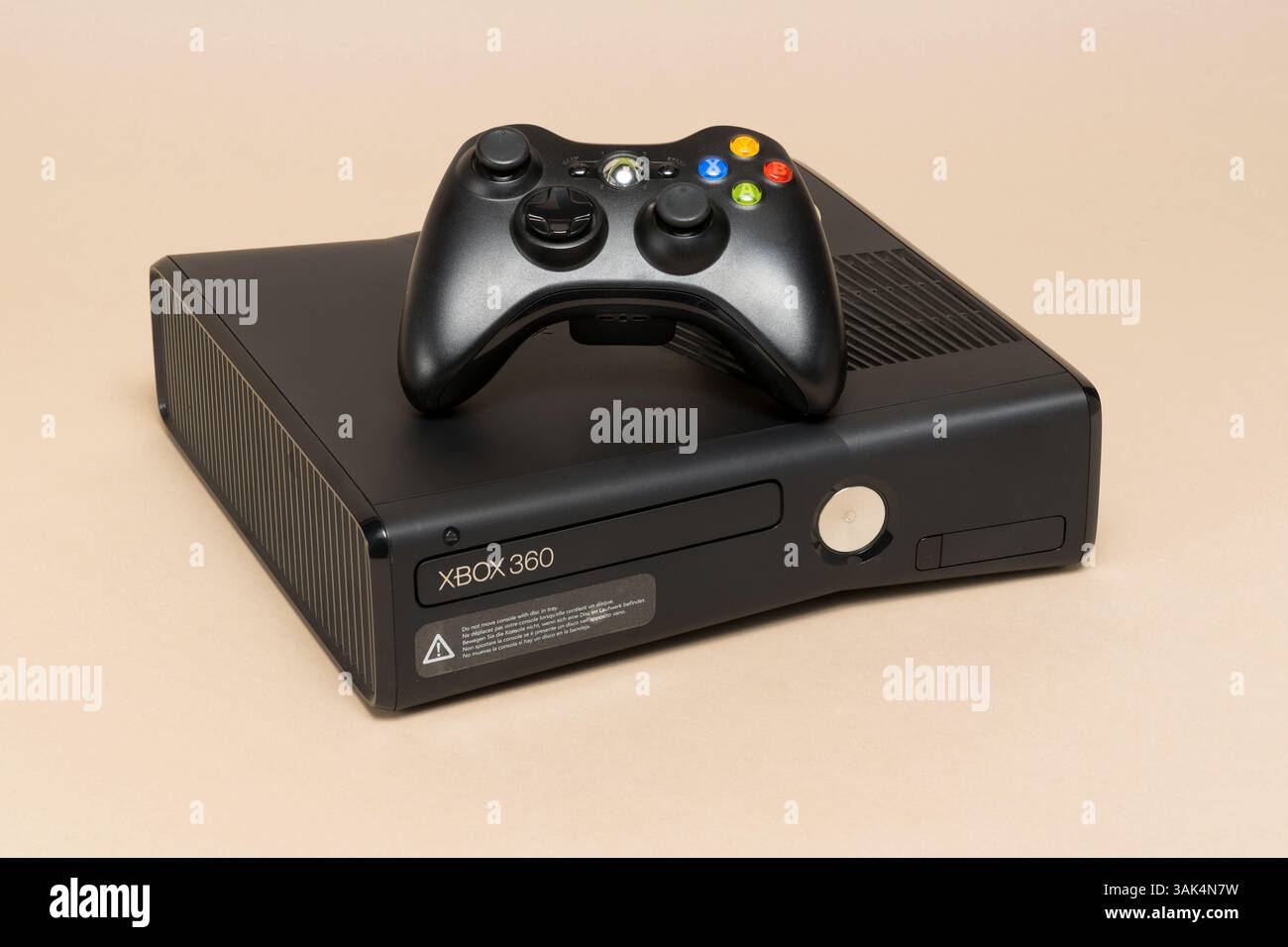 Pavia, Lombardia, Italia - 27 dicembre 2024: XBOX 360, console videogiochi Microsoft dal 2005 al MUSDI Museum. Presentato il 12 maggio 2005 su MTV, era Foto Stock