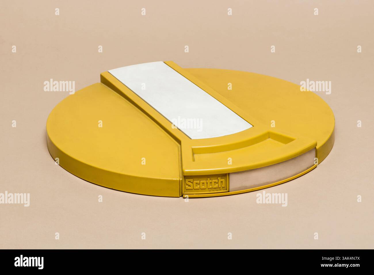 Pavia, Lombardia, Italia - 23 novembre 2024: 3M Scotch RK05 Disk Pack PDP-11 settore 12, dai primi anni '80 al MUSDI Museum. È stato utilizzato su DEC PDP-11 mini Foto Stock