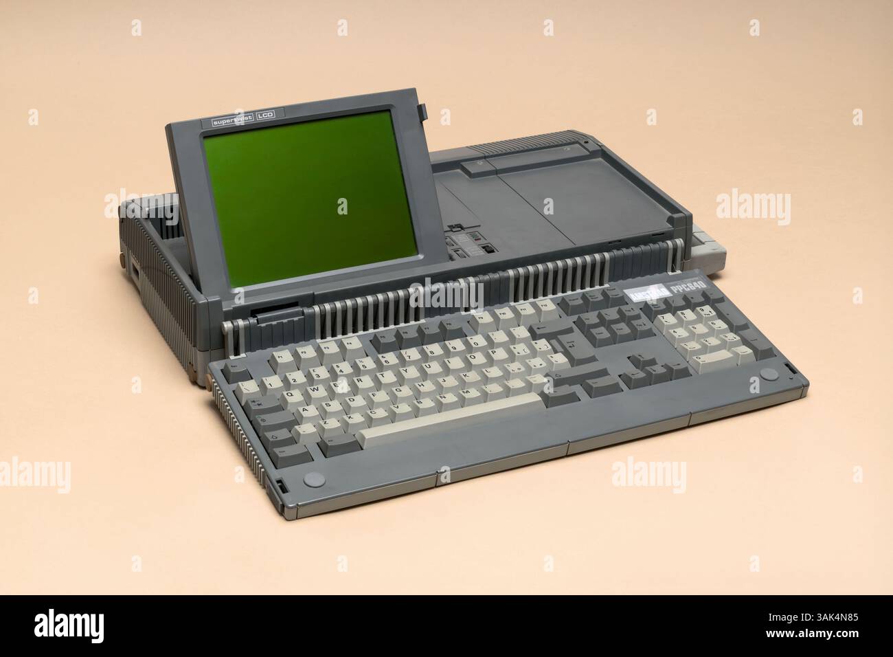 Pavia, Lombardia, Italia - 8 dicembre 2024: Amstrad PPC640, IBM PC compatibile da 1987. Insieme al PPC512 è stato il primo Amstrad IBM compatibile Foto Stock