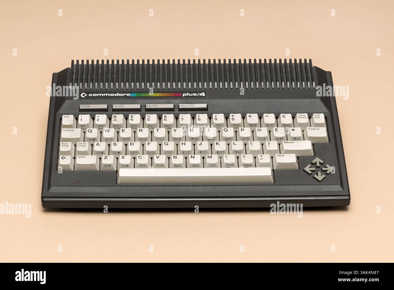 Pavia, Lombardia, Italia - 8 dicembre 2024: Commodore Plus 4, home computer dal 1984 al Museo MUSDI. Con una RAM da 64 kB, precedentemente era chiamato Commod Foto Stock