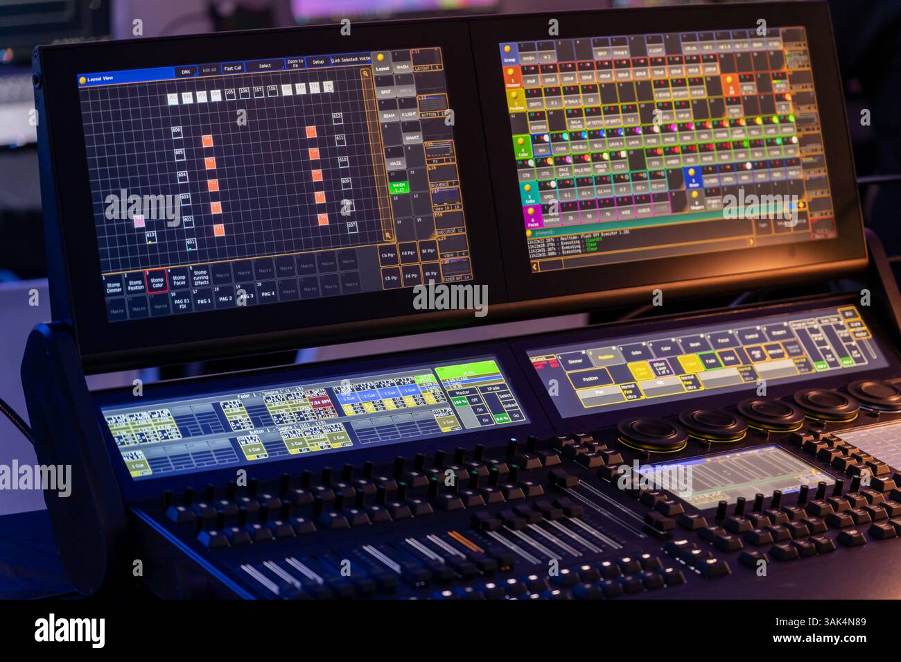 Moderna console di mixaggio digitale per controllare l'illuminazione del palcoscenico durante gli eventi di intrattenimento Foto Stock