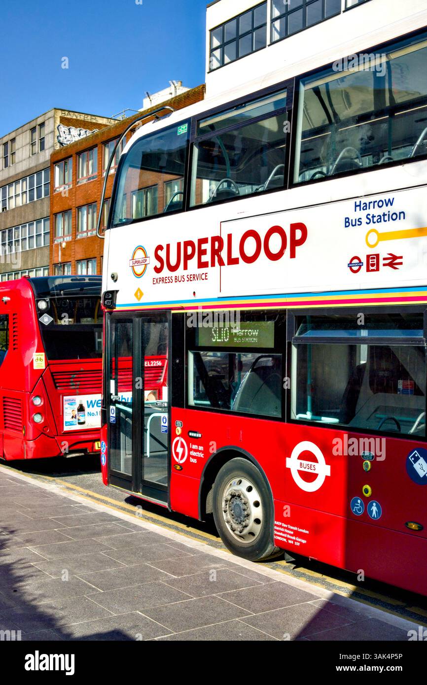 Superloop Express Bus SL10 presso la stazione degli autobus di Harrow, Borough of Harrow, Londra, Inghilterra, Regno Unito Foto Stock