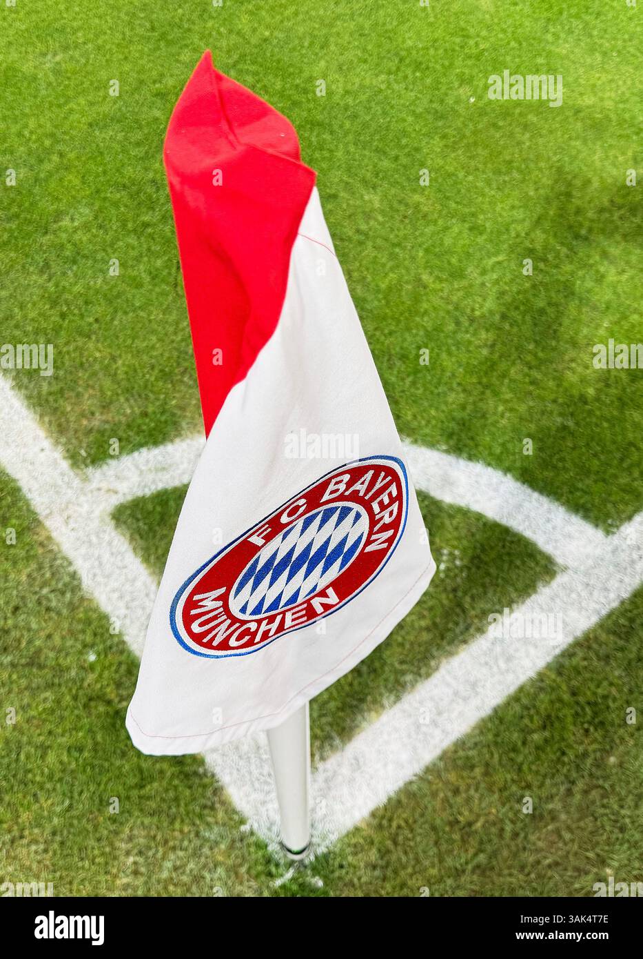 Beim Eckball Ecke, Eckfahne , bandiera d'angolo, nei quarti di finale FC BAYERN MUENCHEN - INTER MAILAND 1-2 della UEFA Champions League nella stagione 2024/2025 a Monaco, 8 aprile 2025 , FCB, fotografo di Monaco: immagini ddp/immagini a stella Foto Stock