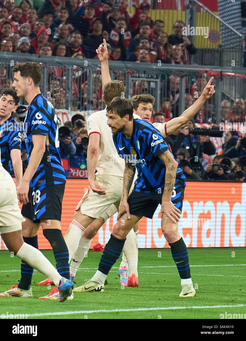 Thomas MUELLER, Mueller, FCB 25 celebra il suo obiettivo, felice, ridere, festeggiare, segnare, tiri gol , Tor, Treffer, Torschuss, 1-1 contro Yann Sommer Inter Mailand 1 nei quarti di finale FC BAYERN MUENCHEN - INTER MAILAND 1-2 della UEFA Champions League nella stagione 2024/2025 a Monaco di Baviera, 8 aprile 2025 , FCB, , fotografo di Monaco: immagini ddp/immagini a stella Foto Stock