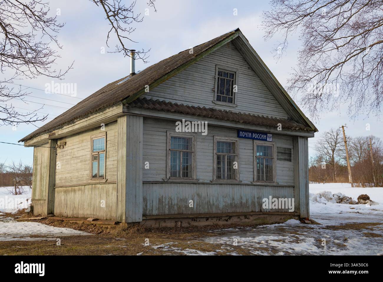 STARAYA SLOBODA, RUSSIA - 9 MARZO 2025: Ufficio postale russo nella vecchia casa del villaggio in un giorno nuvoloso di marzo. Staraya Sloboda, regione di Leningrado Foto Stock
