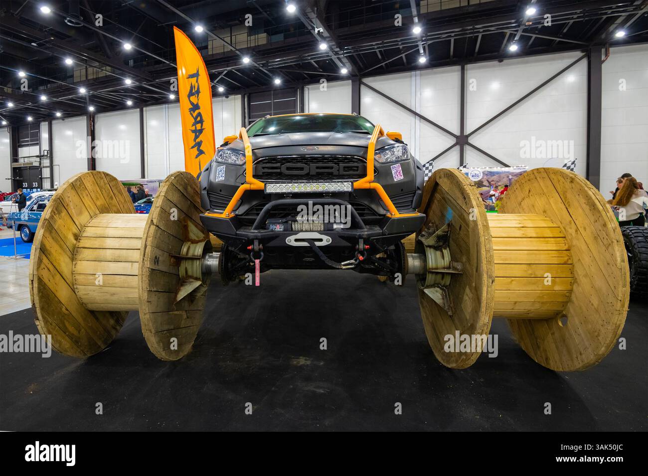 SAN PIETROBURGO, RUSSIA - 11 APRILE 2025: Mostra auto Ford Focus con avvolgicavo in legno al posto delle ruote. Mostra di auto retrò "Oldtimer Gallery-2025" Foto Stock