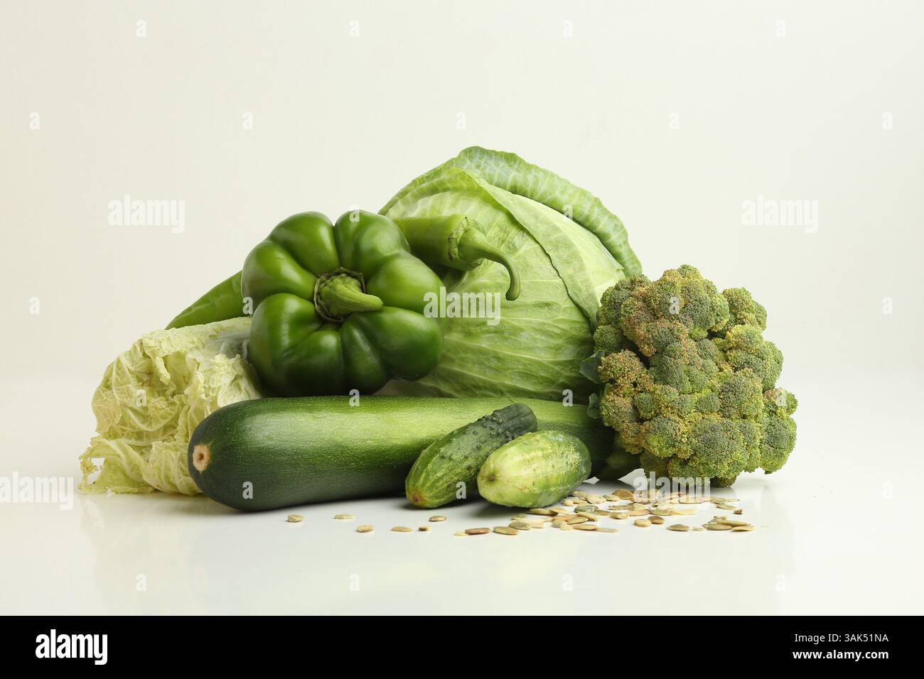 un gruppo di verdure fresche su sfondo bianco. Foto di alta qualità Foto Stock