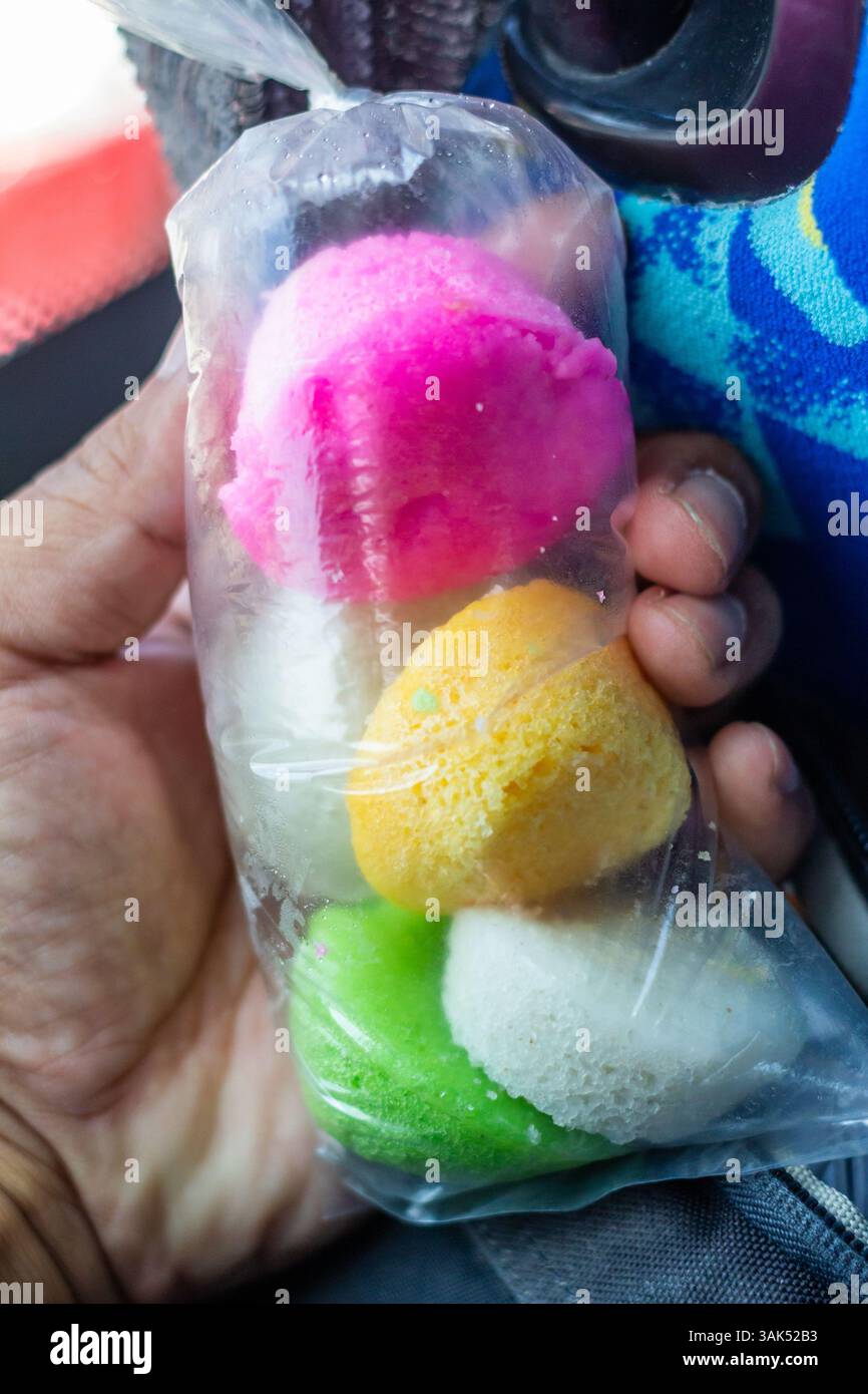 Il puto colorato, un dolce gelatinoso di riso venduto a Capiz, Filippine, è un delizioso e popolare spuntino locale apprezzato da molti Foto Stock