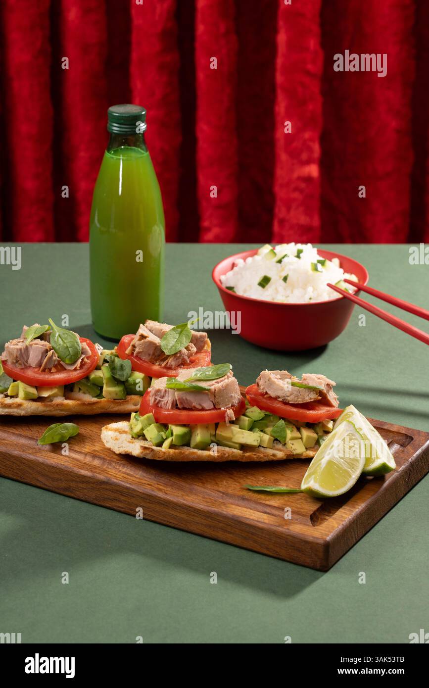 Panini di tonno su un tavolo accanto a limonata e birra, in un design moderno degli interni. Foto di alta qualità Foto Stock