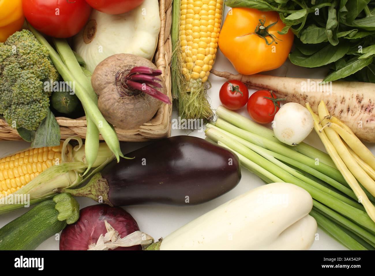 un gruppo di verdure fresche su sfondo bianco. Foto di alta qualità Foto Stock