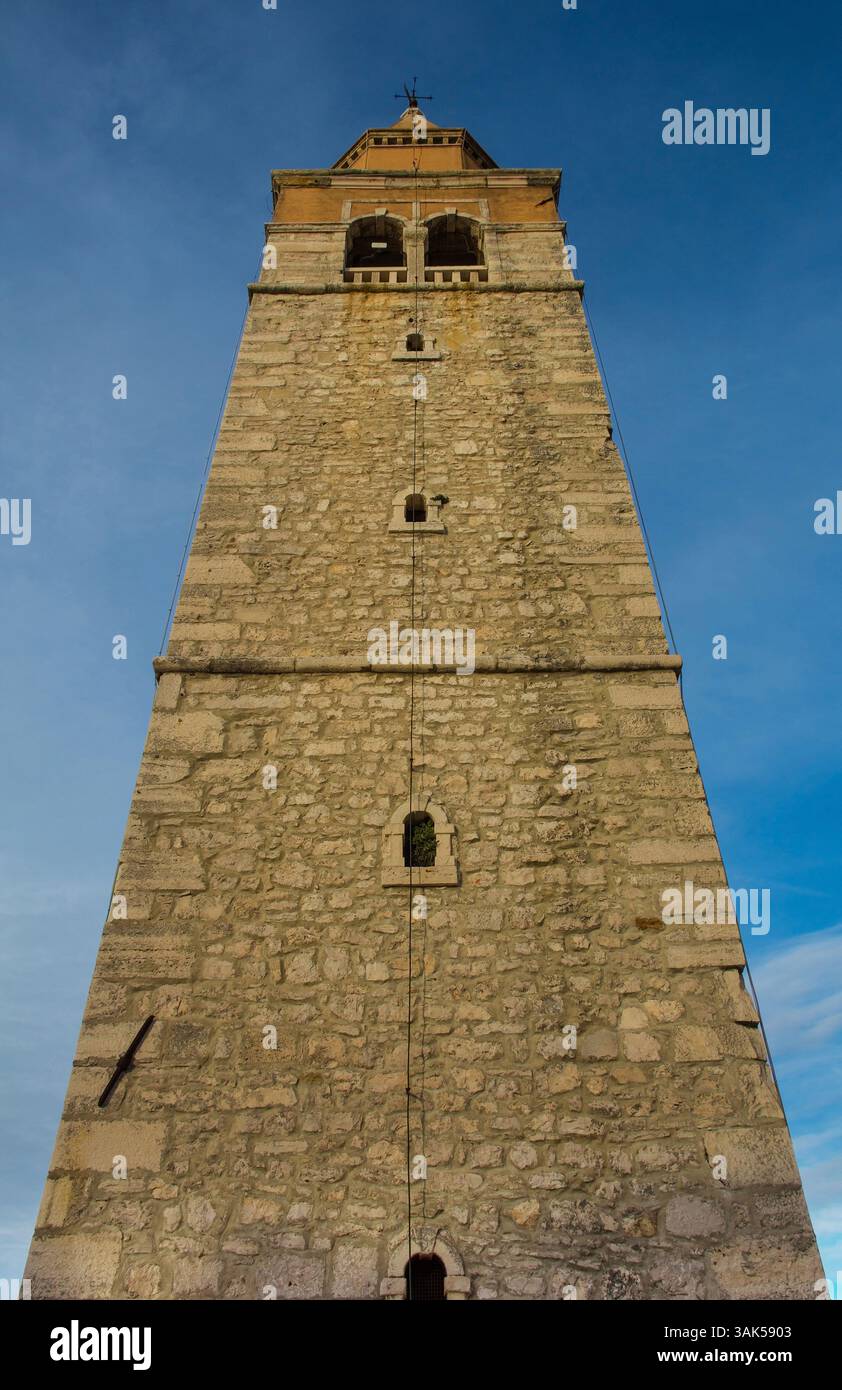 Il campanile in stile veneziano della chiesa parrocchiale dell'assunzione della Beata Vergine Maria a Trg Slobode, la piazza principale di Umago Foto Stock