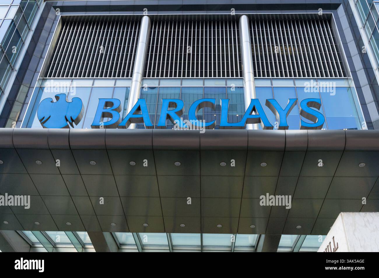 Logo Blue BARCLAYS sulla parte anteriore dell'edificio principale di Barclays a Londra, Inghilterra, Regno Unito Foto Stock