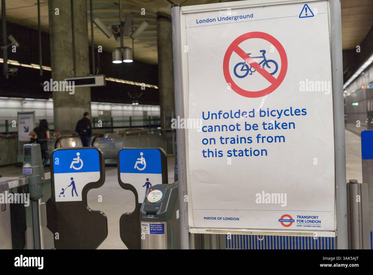 Cartellone segnaletico "non è possibile prendere biciclette non piegate da questa stazione" in London Underground Inghilterra Regno Unito Foto Stock