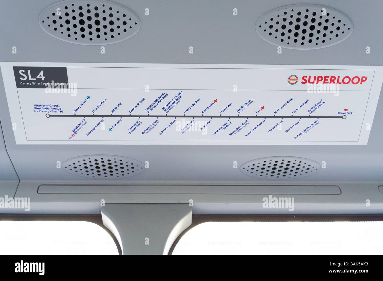 Mappa del percorso Superloop Bus installata all'interno dell'autobus che elenca tutte le fermate lungo il percorso Londra Inghilterra Regno Unito Foto Stock