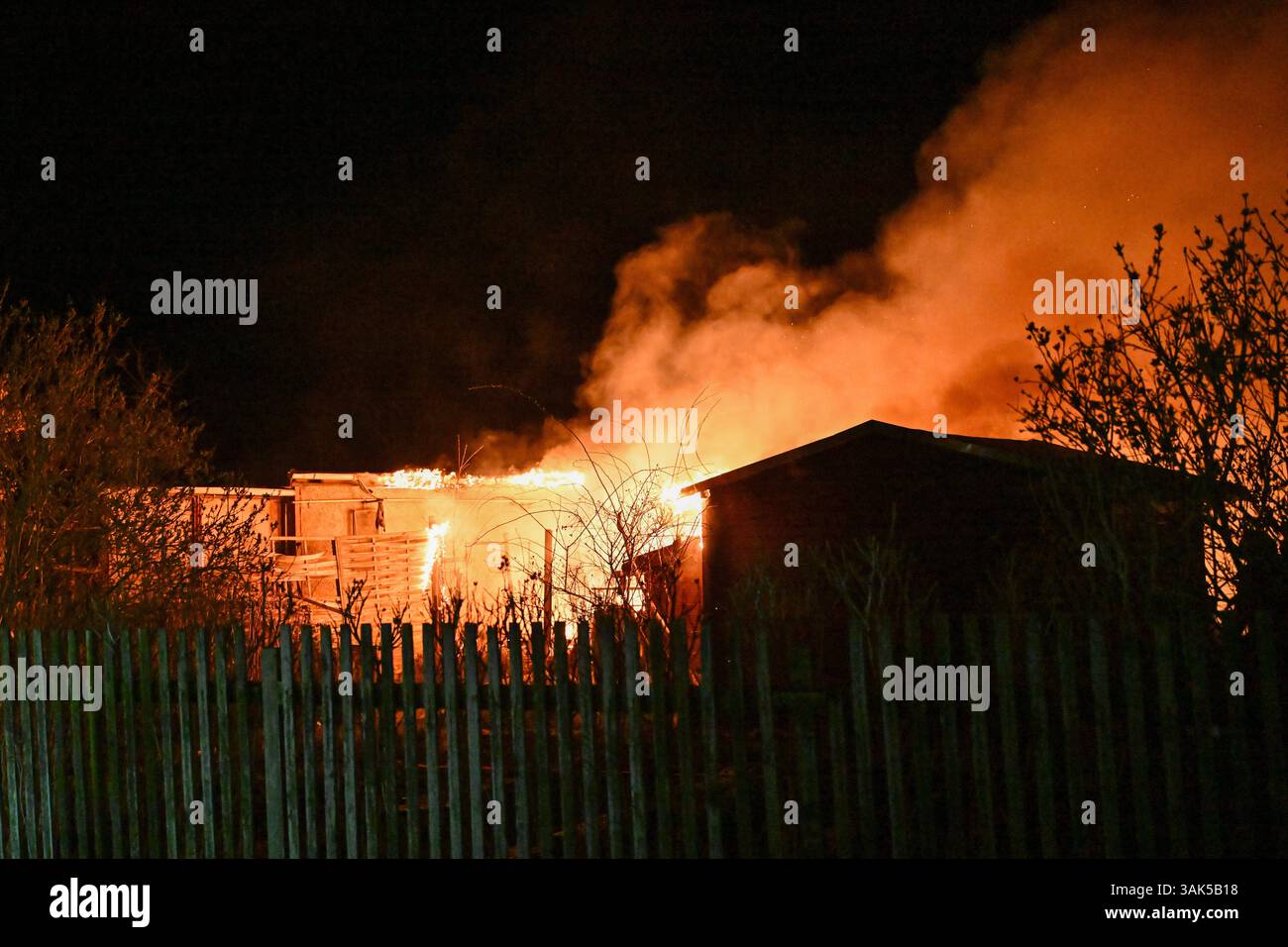 Lipsia - Flammen im Kleingartenverein Mehrere Lauben brennen in Volkmarsdorf nieder 06.04.2025 gegen 1,30 Uhr Leipzig-Volkmarsdorf, Liselotte-Herrmann-Straße KGV Sellerhausen Dutzende Feuerwehrleute wurden in der Nacht zu Sonntag in den Kleingartenverein Sellerhausen im Leipziger Stadtteil Volkmarsdorf. Nach ersten Angaben der Polizei wurden die Einsatzkräfte gegen 1,30 Uhr in diese Liselotte-Herrmann-Straße alarmiert, nachdem dort Rauchschaden über den Kleingärten zu Sehen War. Schnell gingen die Feuerwehrleute unter Atemschutz in die brennenden Kleingärten hinein und löschten diese Foto Stock