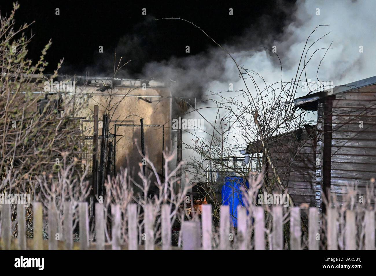 Lipsia - Flammen im Kleingartenverein Mehrere Lauben brennen in Volkmarsdorf nieder 06.04.2025 gegen 1,30 Uhr Leipzig-Volkmarsdorf, Liselotte-Herrmann-Straße KGV Sellerhausen Dutzende Feuerwehrleute wurden in der Nacht zu Sonntag in den Kleingartenverein Sellerhausen im Leipziger Stadtteil Volkmarsdorf. Nach ersten Angaben der Polizei wurden die Einsatzkräfte gegen 1,30 Uhr in diese Liselotte-Herrmann-Straße alarmiert, nachdem dort Rauchschaden über den Kleingärten zu Sehen War. Schnell gingen die Feuerwehrleute unter Atemschutz in die brennenden Kleingärten hinein und löschten diese Foto Stock