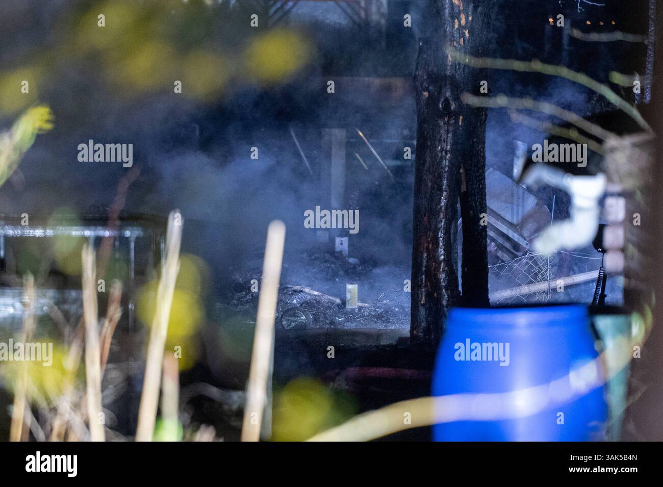 Lipsia - Flammen im Kleingartenverein Mehrere Lauben brennen in Volkmarsdorf nieder 06.04.2025 gegen 1,30 Uhr Leipzig-Volkmarsdorf, Liselotte-Herrmann-Straße KGV Sellerhausen Dutzende Feuerwehrleute wurden in der Nacht zu Sonntag in den Kleingartenverein Sellerhausen im Leipziger Stadtteil Volkmarsdorf. Nach ersten Angaben der Polizei wurden die Einsatzkräfte gegen 1,30 Uhr in diese Liselotte-Herrmann-Straße alarmiert, nachdem dort Rauchschaden über den Kleingärten zu Sehen War. Schnell gingen die Feuerwehrleute unter Atemschutz in die brennenden Kleingärten hinein und löschten diese Foto Stock