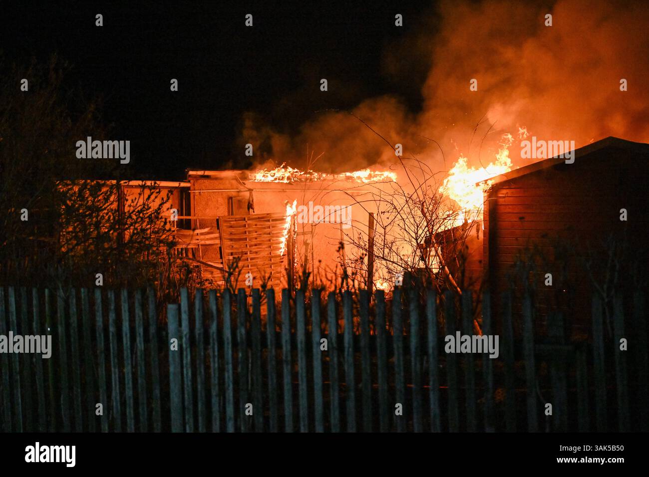 Lipsia - Flammen im Kleingartenverein Mehrere Lauben brennen in Volkmarsdorf nieder 06.04.2025 gegen 1,30 Uhr Leipzig-Volkmarsdorf, Liselotte-Herrmann-Straße KGV Sellerhausen Dutzende Feuerwehrleute wurden in der Nacht zu Sonntag in den Kleingartenverein Sellerhausen im Leipziger Stadtteil Volkmarsdorf. Nach ersten Angaben der Polizei wurden die Einsatzkräfte gegen 1,30 Uhr in diese Liselotte-Herrmann-Straße alarmiert, nachdem dort Rauchschaden über den Kleingärten zu Sehen War. Schnell gingen die Feuerwehrleute unter Atemschutz in die brennenden Kleingärten hinein und löschten diese Foto Stock