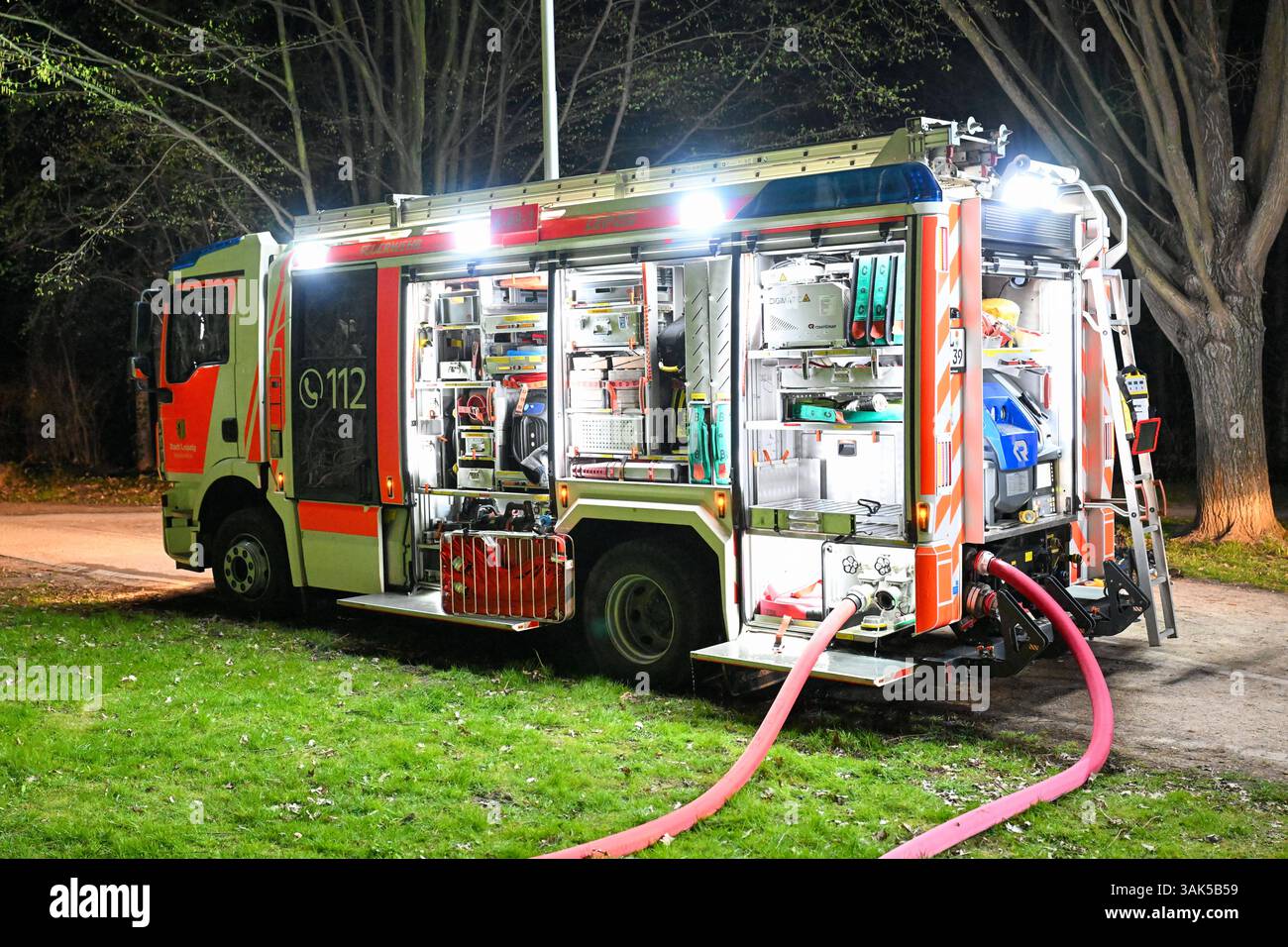 Lipsia - Flammen im Kleingartenverein Mehrere Lauben brennen in Volkmarsdorf nieder 06.04.2025 gegen 1,30 Uhr Leipzig-Volkmarsdorf, Liselotte-Herrmann-Straße KGV Sellerhausen Dutzende Feuerwehrleute wurden in der Nacht zu Sonntag in den Kleingartenverein Sellerhausen im Leipziger Stadtteil Volkmarsdorf. Nach ersten Angaben der Polizei wurden die Einsatzkräfte gegen 1,30 Uhr in diese Liselotte-Herrmann-Straße alarmiert, nachdem dort Rauchschaden über den Kleingärten zu Sehen War. Schnell gingen die Feuerwehrleute unter Atemschutz in die brennenden Kleingärten hinein und löschten diese Foto Stock