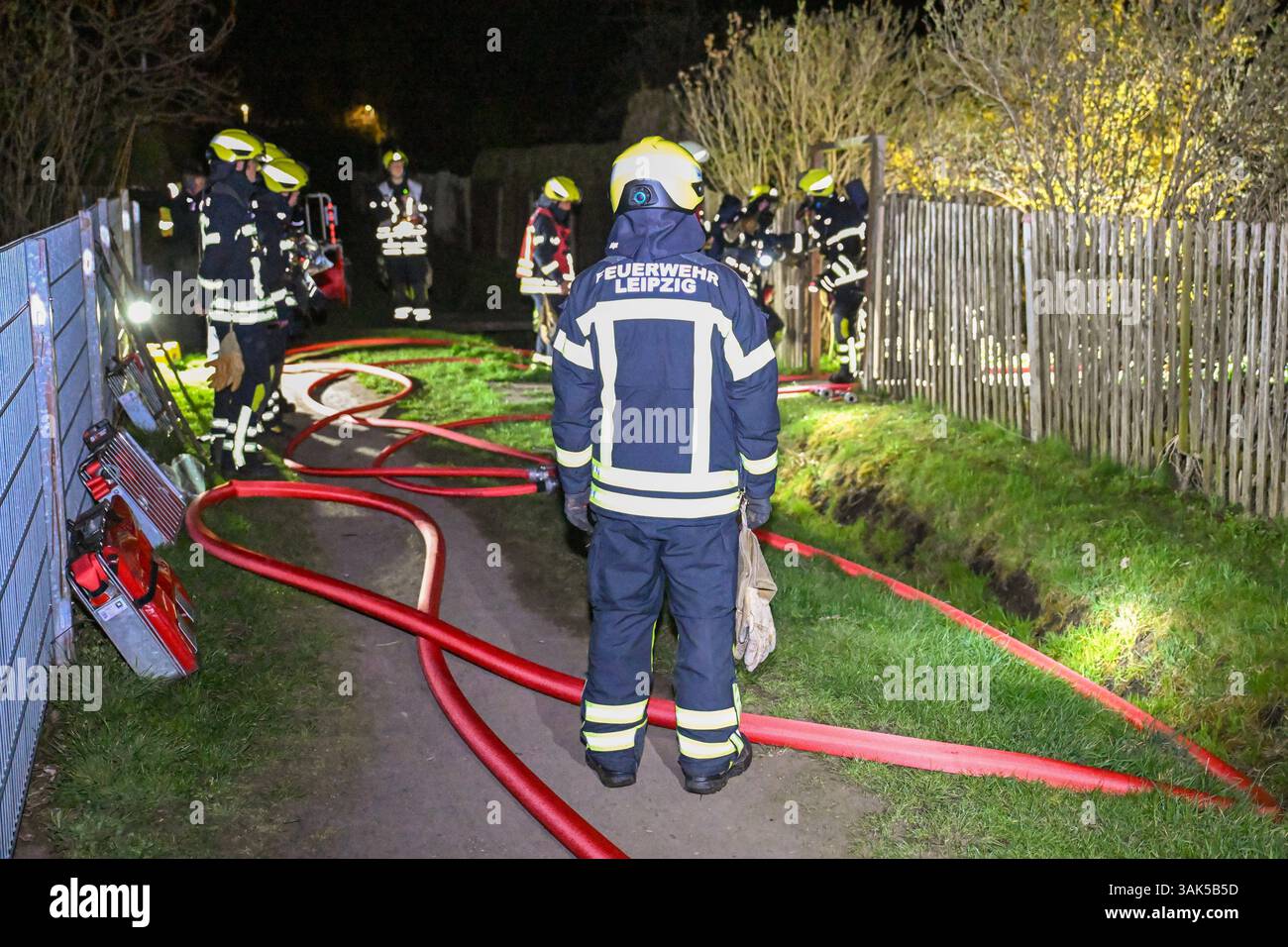 Lipsia - Flammen im Kleingartenverein Mehrere Lauben brennen in Volkmarsdorf nieder 06.04.2025 gegen 1,30 Uhr Leipzig-Volkmarsdorf, Liselotte-Herrmann-Straße KGV Sellerhausen Dutzende Feuerwehrleute wurden in der Nacht zu Sonntag in den Kleingartenverein Sellerhausen im Leipziger Stadtteil Volkmarsdorf. Nach ersten Angaben der Polizei wurden die Einsatzkräfte gegen 1,30 Uhr in diese Liselotte-Herrmann-Straße alarmiert, nachdem dort Rauchschaden über den Kleingärten zu Sehen War. Schnell gingen die Feuerwehrleute unter Atemschutz in die brennenden Kleingärten hinein und löschten diese Foto Stock