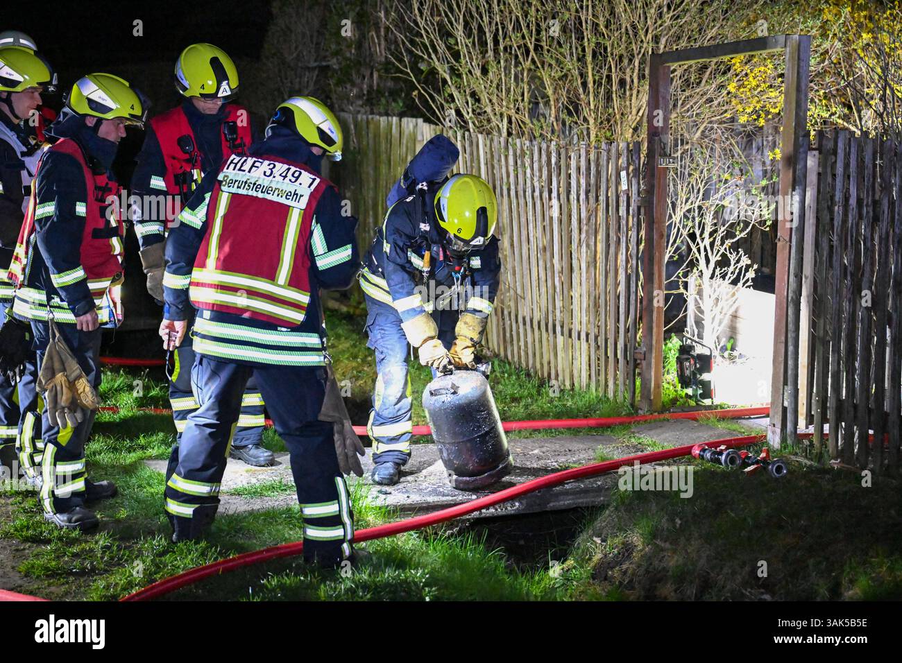 Lipsia - Flammen im Kleingartenverein Mehrere Lauben brennen in Volkmarsdorf nieder 06.04.2025 gegen 1,30 Uhr Leipzig-Volkmarsdorf, Liselotte-Herrmann-Straße KGV Sellerhausen Dutzende Feuerwehrleute wurden in der Nacht zu Sonntag in den Kleingartenverein Sellerhausen im Leipziger Stadtteil Volkmarsdorf. Nach ersten Angaben der Polizei wurden die Einsatzkräfte gegen 1,30 Uhr in diese Liselotte-Herrmann-Straße alarmiert, nachdem dort Rauchschaden über den Kleingärten zu Sehen War. Schnell gingen die Feuerwehrleute unter Atemschutz in die brennenden Kleingärten hinein und löschten diese Foto Stock