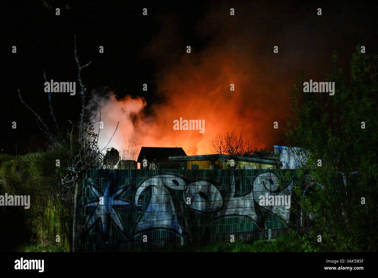 Lipsia - Flammen im Kleingartenverein Mehrere Lauben brennen in Volkmarsdorf nieder 06.04.2025 gegen 1,30 Uhr Leipzig-Volkmarsdorf, Liselotte-Herrmann-Straße KGV Sellerhausen Dutzende Feuerwehrleute wurden in der Nacht zu Sonntag in den Kleingartenverein Sellerhausen im Leipziger Stadtteil Volkmarsdorf. Nach ersten Angaben der Polizei wurden die Einsatzkräfte gegen 1,30 Uhr in diese Liselotte-Herrmann-Straße alarmiert, nachdem dort Rauchschaden über den Kleingärten zu Sehen War. Schnell gingen die Feuerwehrleute unter Atemschutz in die brennenden Kleingärten hinein und löschten diese Foto Stock