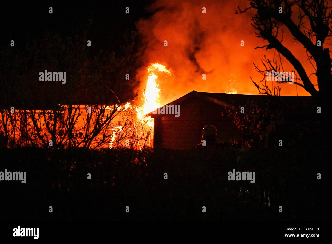Lipsia - Flammen im Kleingartenverein Mehrere Lauben brennen in Volkmarsdorf nieder 06.04.2025 gegen 1,30 Uhr Leipzig-Volkmarsdorf, Liselotte-Herrmann-Straße KGV Sellerhausen Dutzende Feuerwehrleute wurden in der Nacht zu Sonntag in den Kleingartenverein Sellerhausen im Leipziger Stadtteil Volkmarsdorf. Nach ersten Angaben der Polizei wurden die Einsatzkräfte gegen 1,30 Uhr in diese Liselotte-Herrmann-Straße alarmiert, nachdem dort Rauchschaden über den Kleingärten zu Sehen War. Schnell gingen die Feuerwehrleute unter Atemschutz in die brennenden Kleingärten hinein und löschten diese Foto Stock