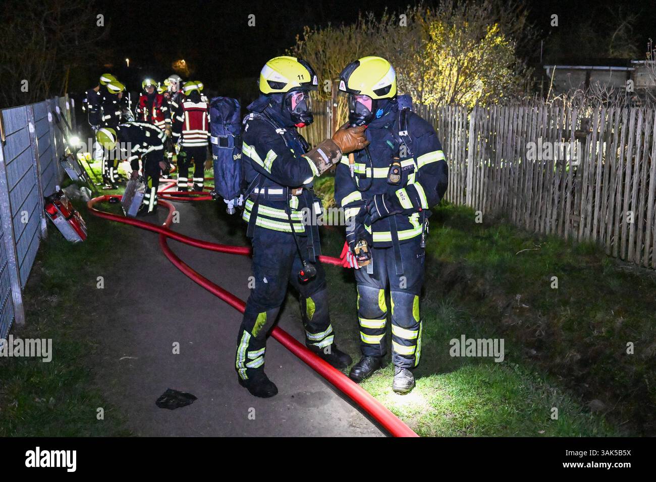 Lipsia - Flammen im Kleingartenverein Mehrere Lauben brennen in Volkmarsdorf nieder 06.04.2025 gegen 1,30 Uhr Leipzig-Volkmarsdorf, Liselotte-Herrmann-Straße KGV Sellerhausen Dutzende Feuerwehrleute wurden in der Nacht zu Sonntag in den Kleingartenverein Sellerhausen im Leipziger Stadtteil Volkmarsdorf. Nach ersten Angaben der Polizei wurden die Einsatzkräfte gegen 1,30 Uhr in diese Liselotte-Herrmann-Straße alarmiert, nachdem dort Rauchschaden über den Kleingärten zu Sehen War. Schnell gingen die Feuerwehrleute unter Atemschutz in die brennenden Kleingärten hinein und löschten diese Foto Stock