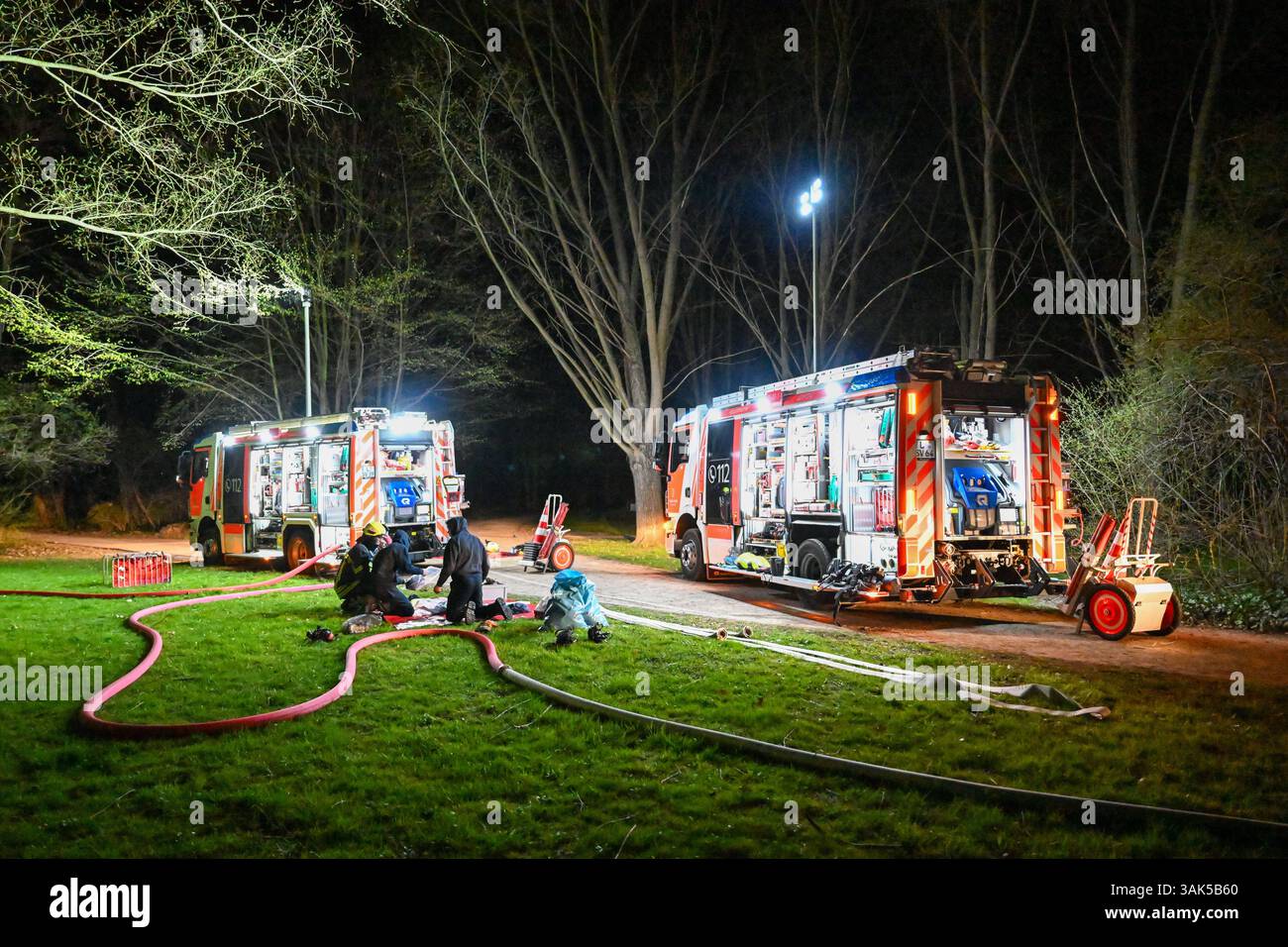 Lipsia - Flammen im Kleingartenverein Mehrere Lauben brennen in Volkmarsdorf nieder 06.04.2025 gegen 1,30 Uhr Leipzig-Volkmarsdorf, Liselotte-Herrmann-Straße KGV Sellerhausen Dutzende Feuerwehrleute wurden in der Nacht zu Sonntag in den Kleingartenverein Sellerhausen im Leipziger Stadtteil Volkmarsdorf. Nach ersten Angaben der Polizei wurden die Einsatzkräfte gegen 1,30 Uhr in diese Liselotte-Herrmann-Straße alarmiert, nachdem dort Rauchschaden über den Kleingärten zu Sehen War. Schnell gingen die Feuerwehrleute unter Atemschutz in die brennenden Kleingärten hinein und löschten diese Foto Stock