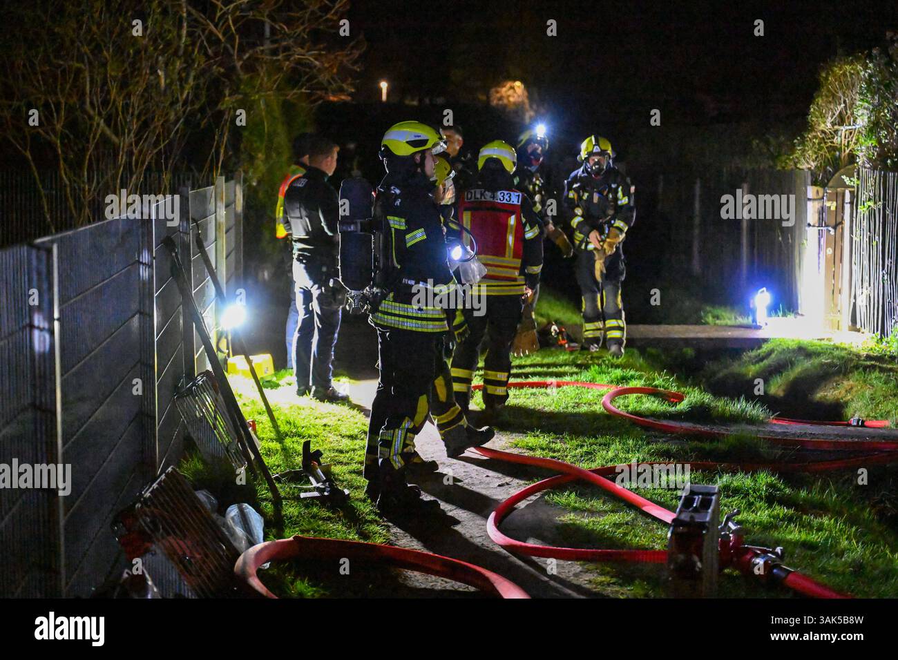 Lipsia - Flammen im Kleingartenverein Mehrere Lauben brennen in Volkmarsdorf nieder 06.04.2025 gegen 1,30 Uhr Leipzig-Volkmarsdorf, Liselotte-Herrmann-Straße KGV Sellerhausen Dutzende Feuerwehrleute wurden in der Nacht zu Sonntag in den Kleingartenverein Sellerhausen im Leipziger Stadtteil Volkmarsdorf. Nach ersten Angaben der Polizei wurden die Einsatzkräfte gegen 1,30 Uhr in diese Liselotte-Herrmann-Straße alarmiert, nachdem dort Rauchschaden über den Kleingärten zu Sehen War. Schnell gingen die Feuerwehrleute unter Atemschutz in die brennenden Kleingärten hinein und löschten diese Foto Stock