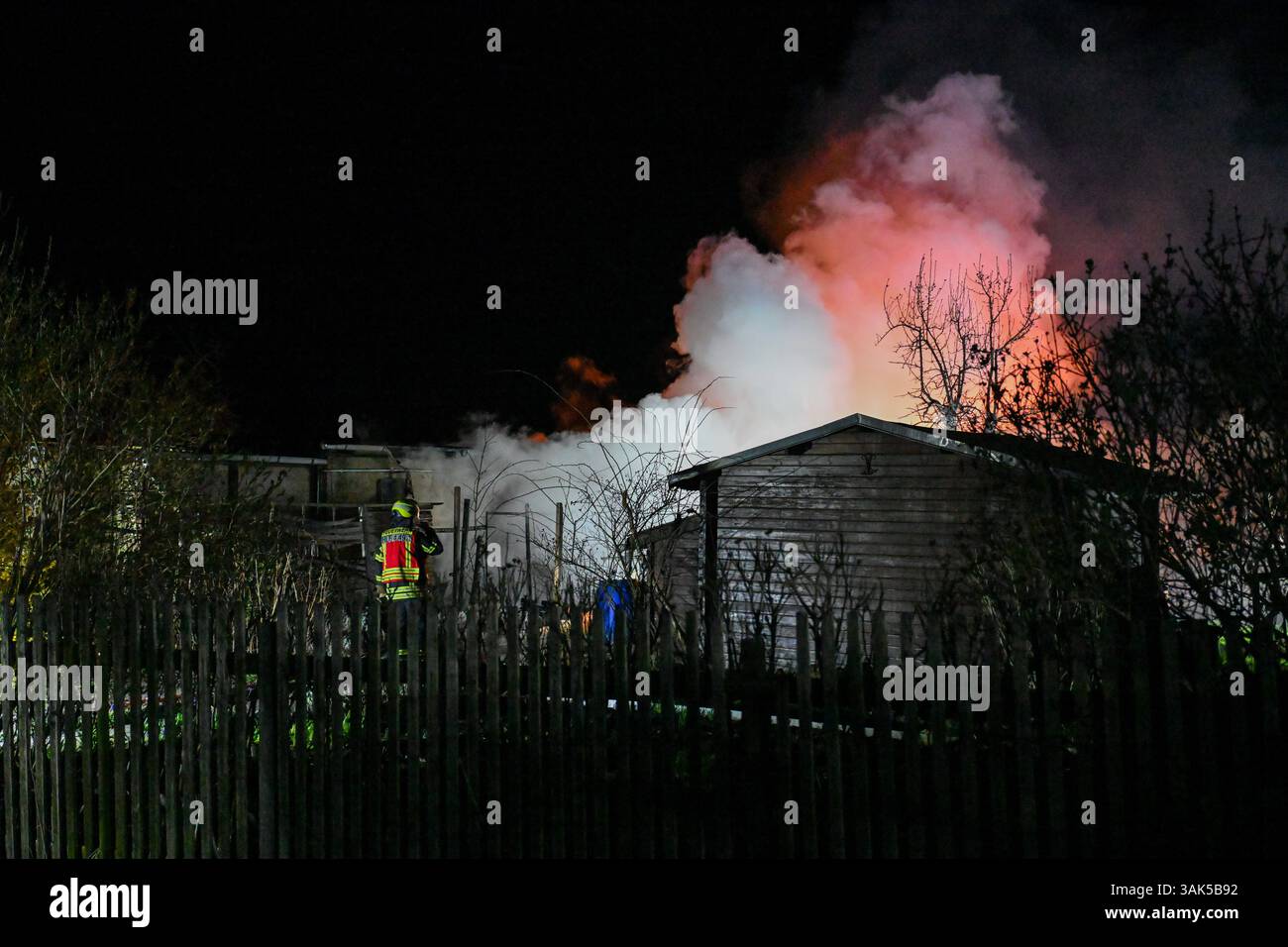 Lipsia - Flammen im Kleingartenverein Mehrere Lauben brennen in Volkmarsdorf nieder 06.04.2025 gegen 1,30 Uhr Leipzig-Volkmarsdorf, Liselotte-Herrmann-Straße KGV Sellerhausen Dutzende Feuerwehrleute wurden in der Nacht zu Sonntag in den Kleingartenverein Sellerhausen im Leipziger Stadtteil Volkmarsdorf. Nach ersten Angaben der Polizei wurden die Einsatzkräfte gegen 1,30 Uhr in diese Liselotte-Herrmann-Straße alarmiert, nachdem dort Rauchschaden über den Kleingärten zu Sehen War. Schnell gingen die Feuerwehrleute unter Atemschutz in die brennenden Kleingärten hinein und löschten diese Foto Stock