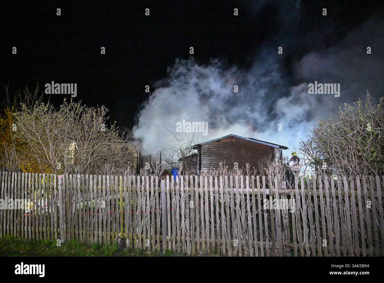 Lipsia - Flammen im Kleingartenverein Mehrere Lauben brennen in Volkmarsdorf nieder 06.04.2025 gegen 1,30 Uhr Leipzig-Volkmarsdorf, Liselotte-Herrmann-Straße KGV Sellerhausen Dutzende Feuerwehrleute wurden in der Nacht zu Sonntag in den Kleingartenverein Sellerhausen im Leipziger Stadtteil Volkmarsdorf. Nach ersten Angaben der Polizei wurden die Einsatzkräfte gegen 1,30 Uhr in diese Liselotte-Herrmann-Straße alarmiert, nachdem dort Rauchschaden über den Kleingärten zu Sehen War. Schnell gingen die Feuerwehrleute unter Atemschutz in die brennenden Kleingärten hinein und löschten diese Foto Stock