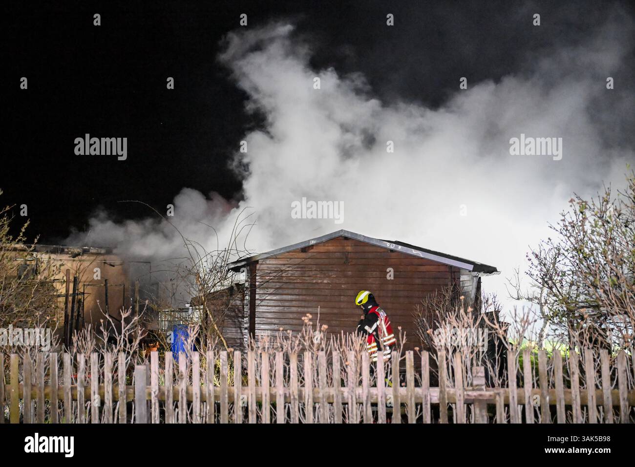 Lipsia - Flammen im Kleingartenverein Mehrere Lauben brennen in Volkmarsdorf nieder 06.04.2025 gegen 1,30 Uhr Leipzig-Volkmarsdorf, Liselotte-Herrmann-Straße KGV Sellerhausen Dutzende Feuerwehrleute wurden in der Nacht zu Sonntag in den Kleingartenverein Sellerhausen im Leipziger Stadtteil Volkmarsdorf. Nach ersten Angaben der Polizei wurden die Einsatzkräfte gegen 1,30 Uhr in diese Liselotte-Herrmann-Straße alarmiert, nachdem dort Rauchschaden über den Kleingärten zu Sehen War. Schnell gingen die Feuerwehrleute unter Atemschutz in die brennenden Kleingärten hinein und löschten diese Foto Stock