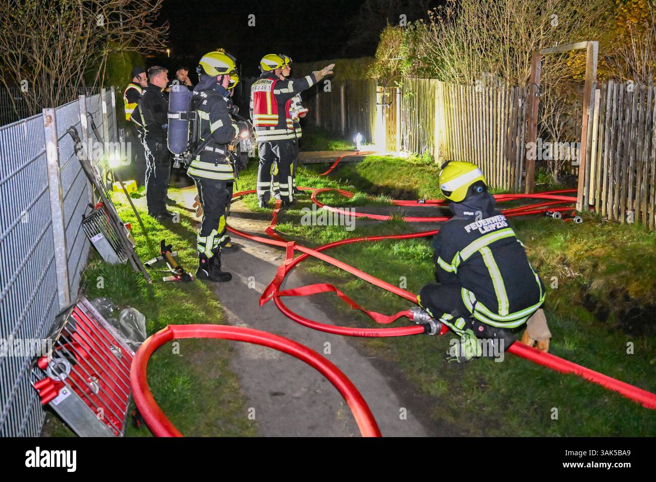 Lipsia - Flammen im Kleingartenverein Mehrere Lauben brennen in Volkmarsdorf nieder 06.04.2025 gegen 1,30 Uhr Leipzig-Volkmarsdorf, Liselotte-Herrmann-Straße KGV Sellerhausen Dutzende Feuerwehrleute wurden in der Nacht zu Sonntag in den Kleingartenverein Sellerhausen im Leipziger Stadtteil Volkmarsdorf. Nach ersten Angaben der Polizei wurden die Einsatzkräfte gegen 1,30 Uhr in diese Liselotte-Herrmann-Straße alarmiert, nachdem dort Rauchschaden über den Kleingärten zu Sehen War. Schnell gingen die Feuerwehrleute unter Atemschutz in die brennenden Kleingärten hinein und löschten diese Foto Stock